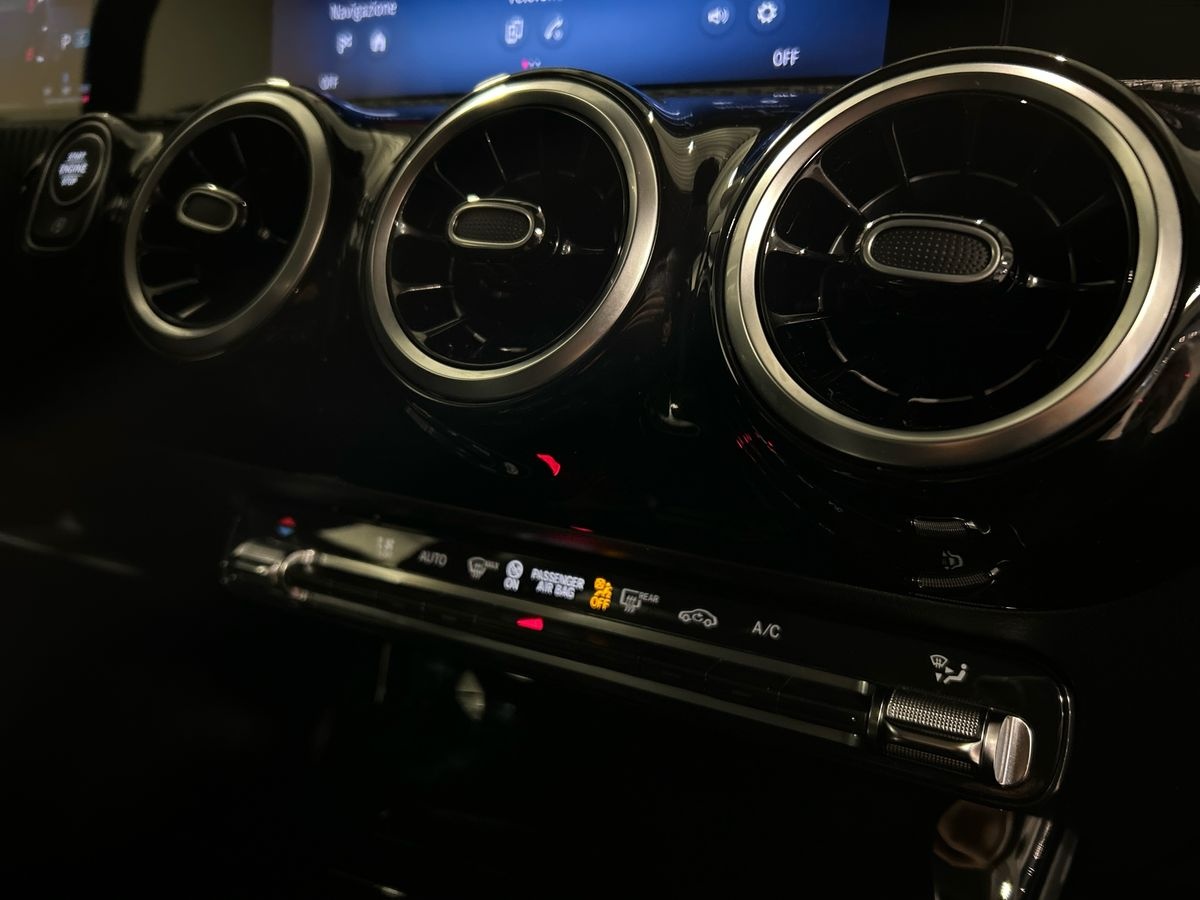 Mercedes  CLA Shooting Brake 180 D Advanced 8G-DCT - 14