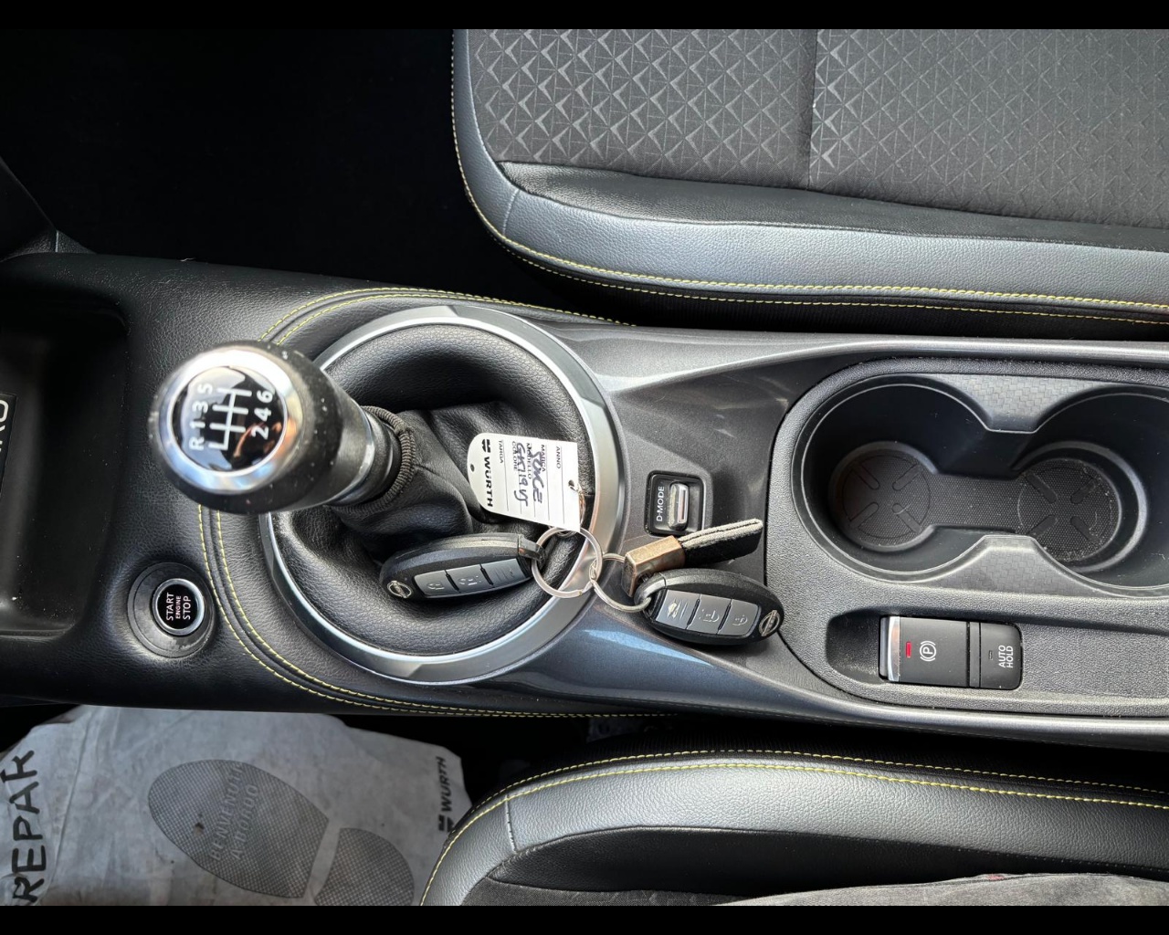 Foto NISSAN Juke 1.0 dig-t Kiiro 114cv