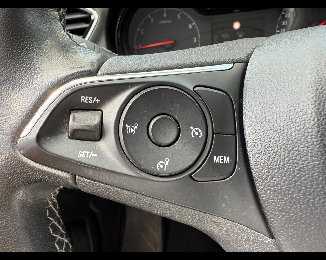 Foto OPEL Grandland X 1.2 Design Line s&s 130cv