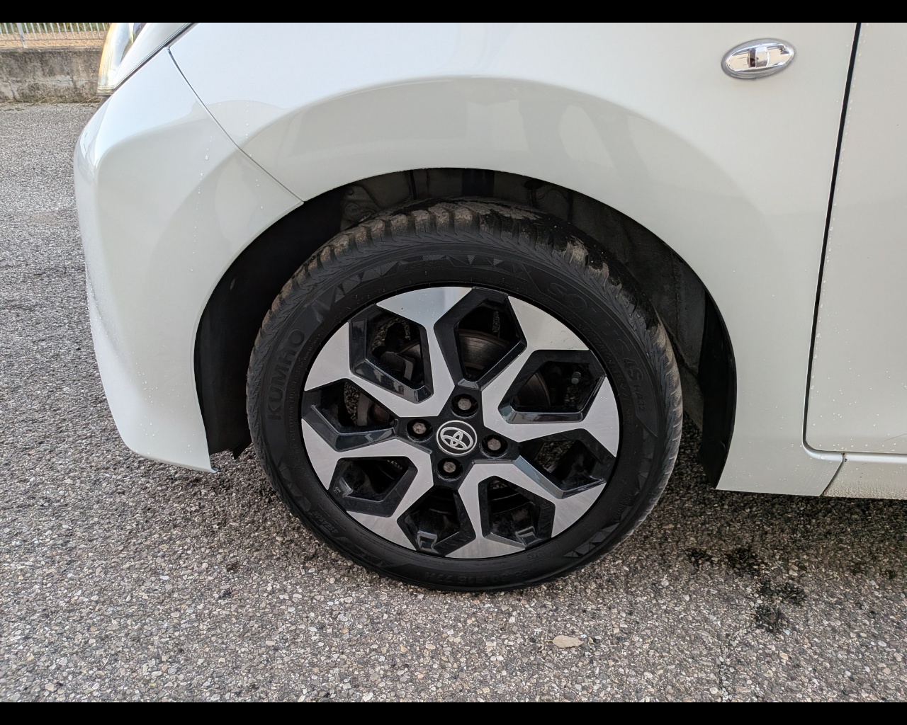 Foto TOYOTA Aygo 5p 1.0 x-cool m-mt 72cv