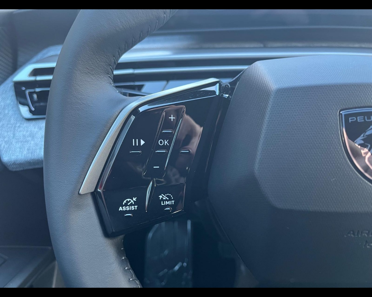 Foto PEUGEOT 5008 1.2 hybrid Allure 136cv e-dcs6