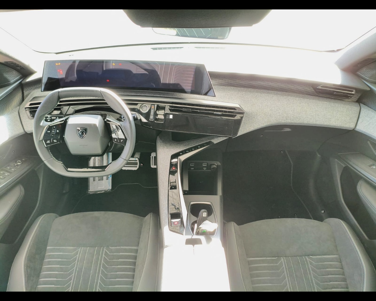 Foto PEUGEOT 5008 1.2 hybrid GT 136cv e-dcs6