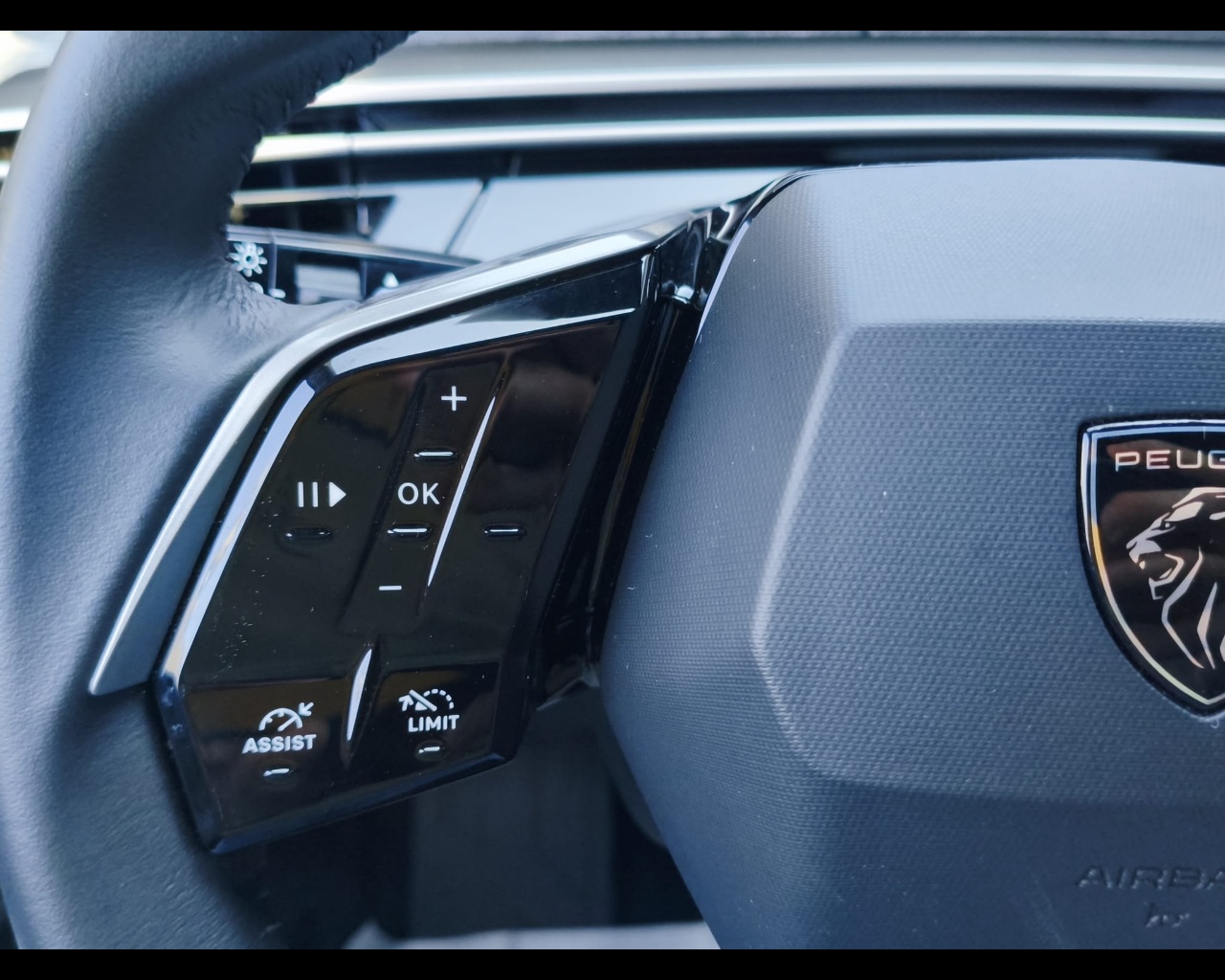 Foto PEUGEOT 5008 1.2 hybrid Allure 136cv e-dcs6