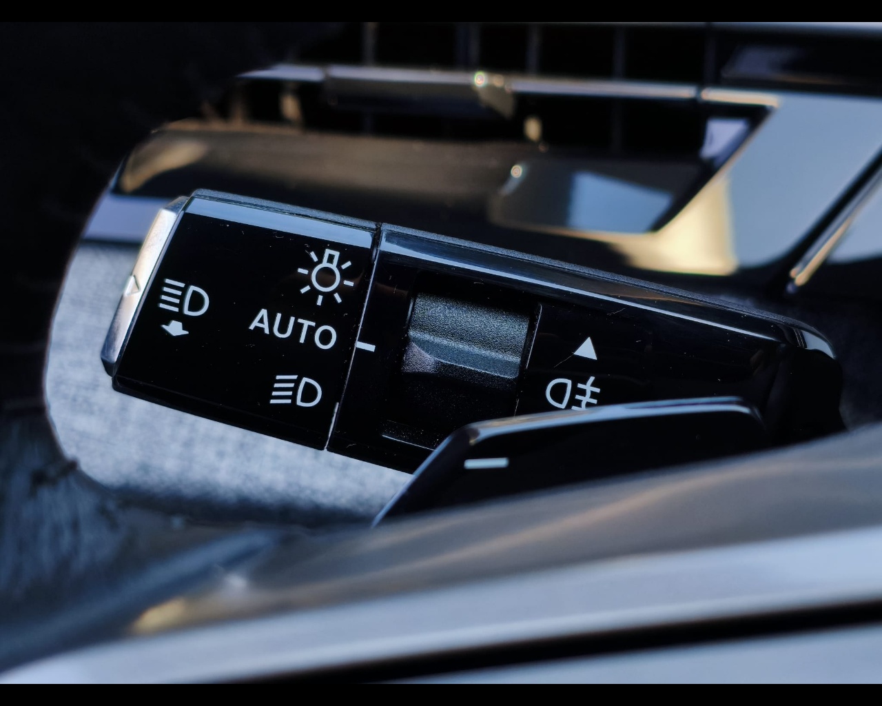 Foto PEUGEOT 5008 1.2 hybrid Allure 136cv e-dcs6