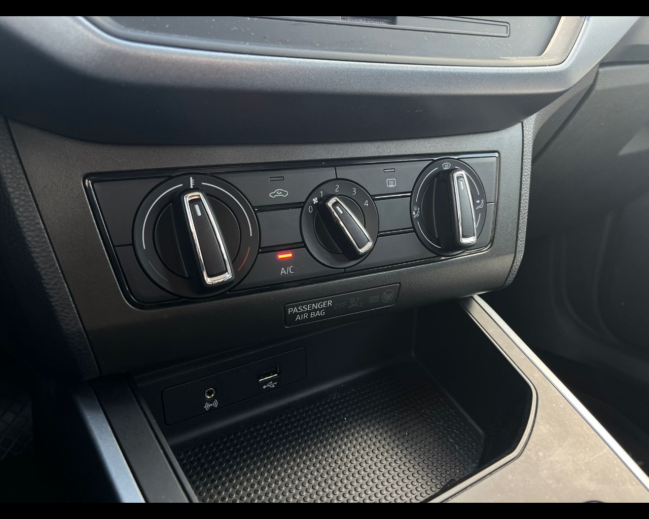 Foto SEAT Arona 1.0 tgi Black Edition 90cv