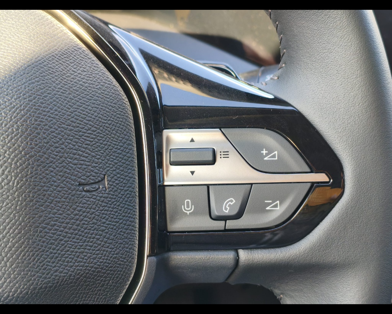 Foto PEUGEOT 408 1.2 hybrid Allure 136cv e-dsc6