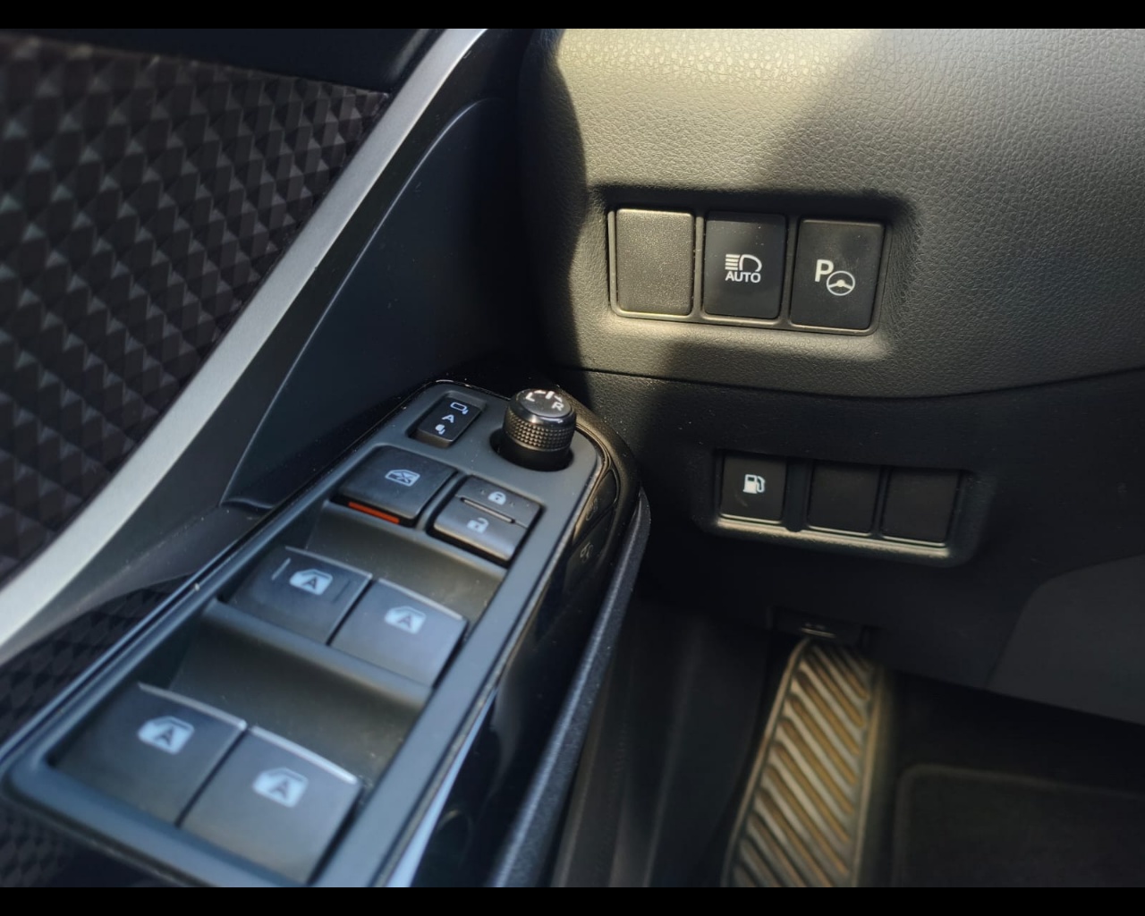 Foto TOYOTA C-HR 1.8h Lounge 2wd e-cvt