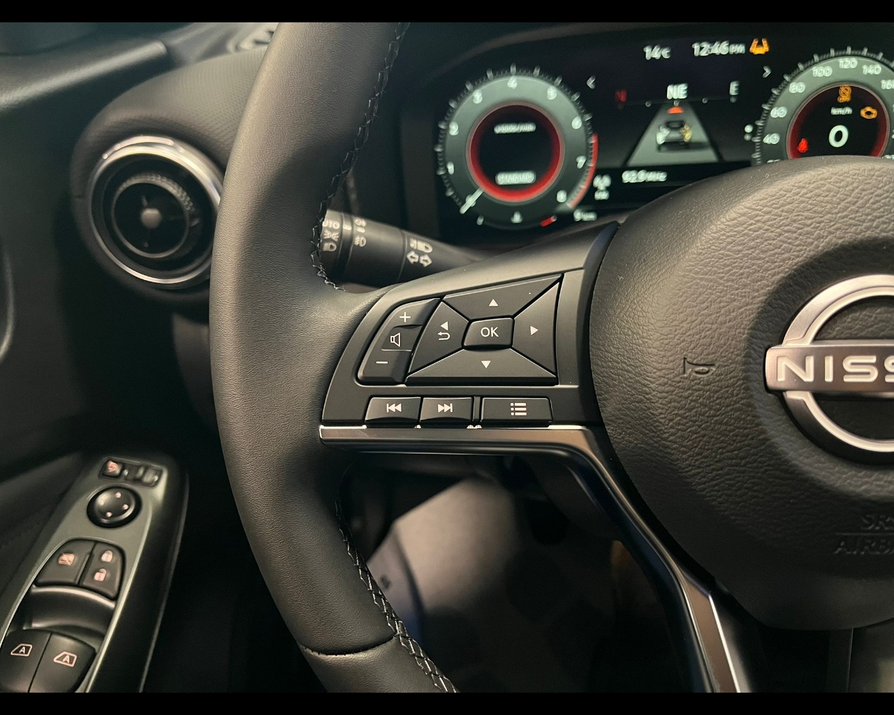 Foto NISSAN JUKE N-CONNECTA MT