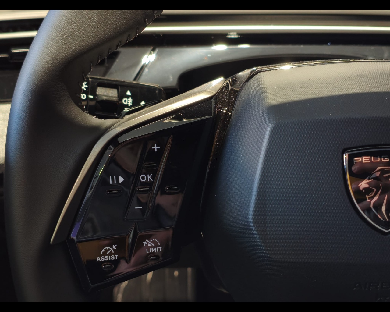 Foto PEUGEOT 5008 1.2 hybrid Allure 145cv e-dcs6