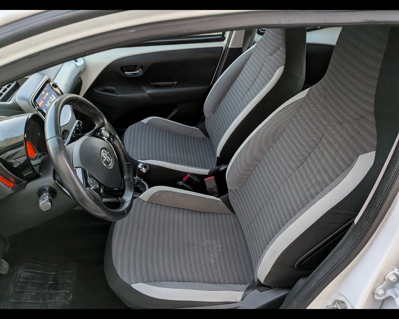 Foto TOYOTA Aygo 5p 1.0 x-cool m-mt 72cv