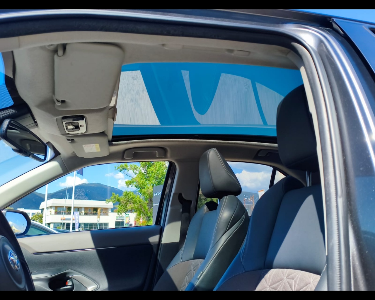 Foto TOYOTA Yaris Cross 1.5h Lounge fwd 116cv e-cvt