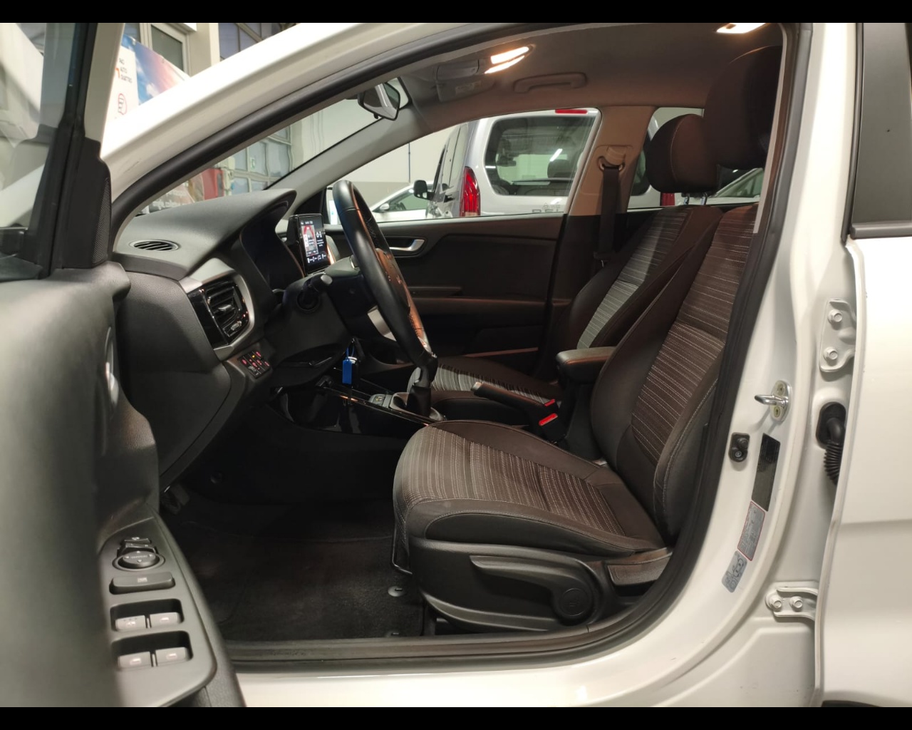 Foto KIA Stonic 1.0 t-gdi mhev Style s/Design Pack 100cv imt