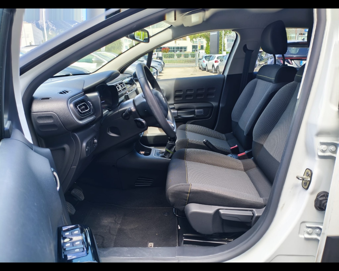 Foto CITROEN C3 1.2 puretech Shine s&s 83cv