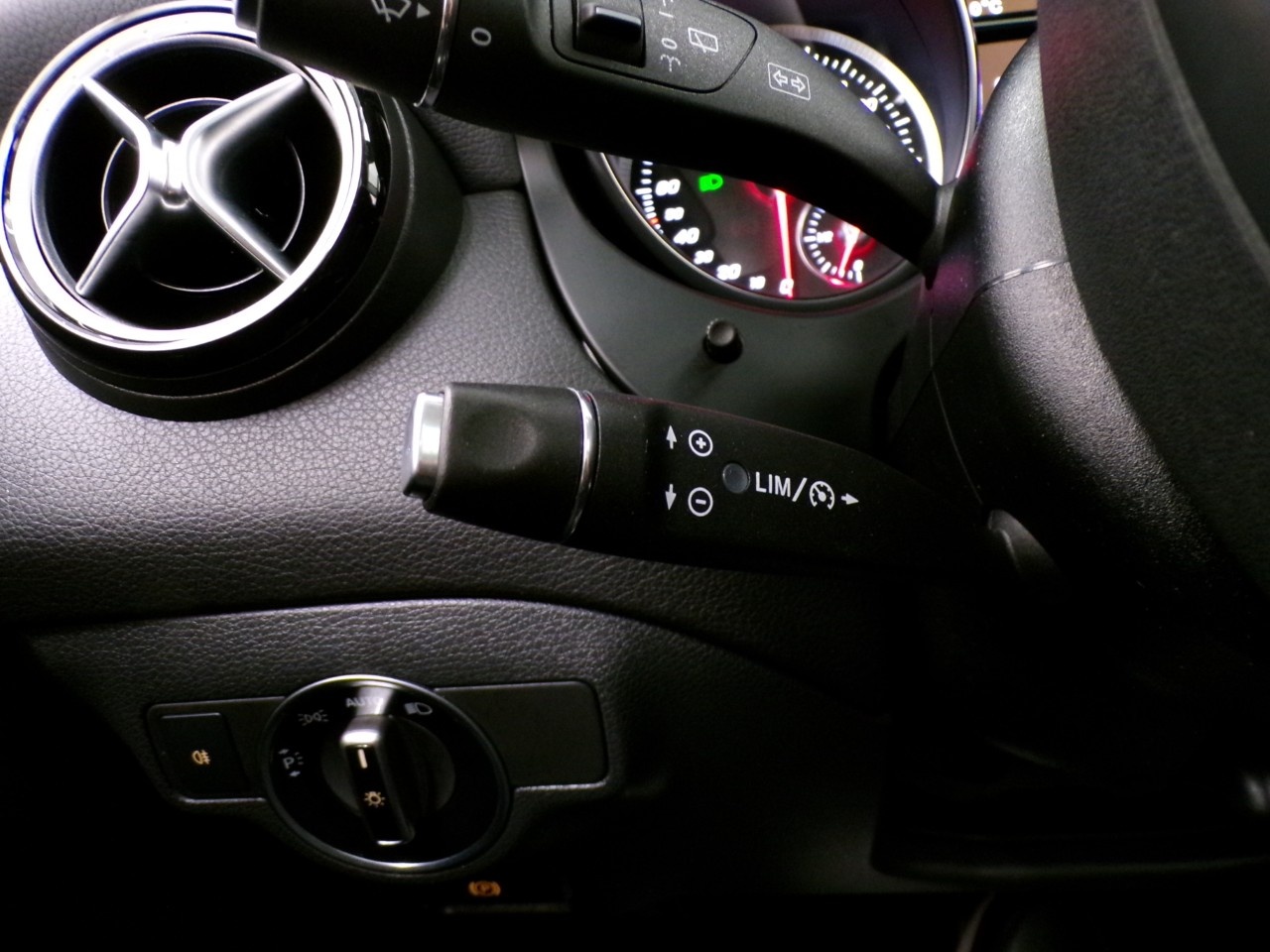Mercedes GLA GLA 200 D Night edition 4Matic 7G-DCT - 18