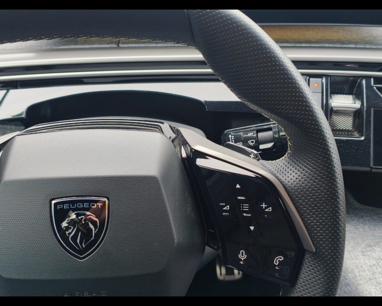 Foto PEUGEOT 3008 1.2 hybrid GT 145cv e-dcs6