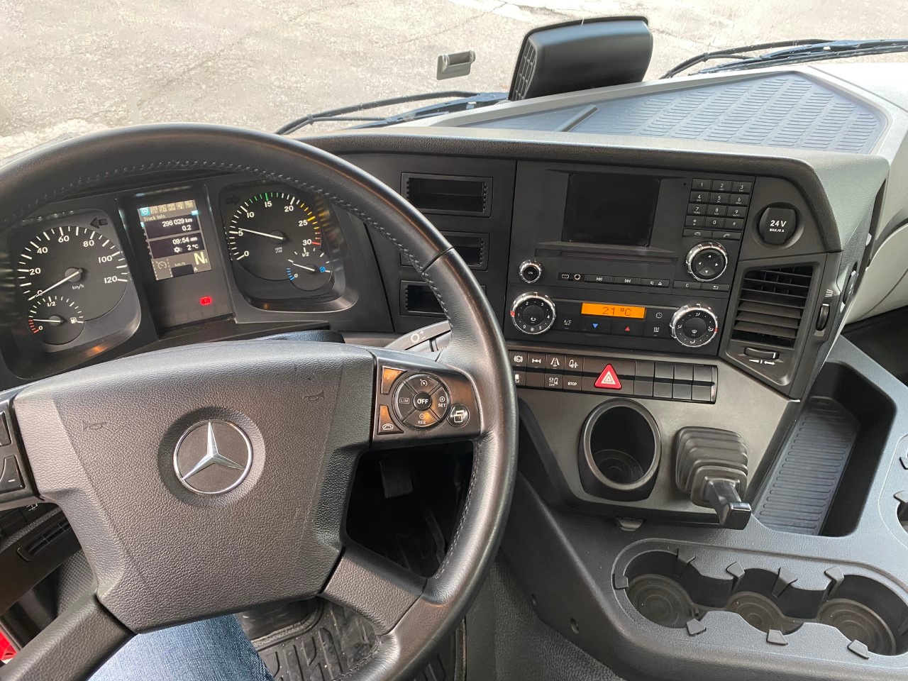 Mercedes Antos 1824 L cab. S Classic space 2,3 - 17