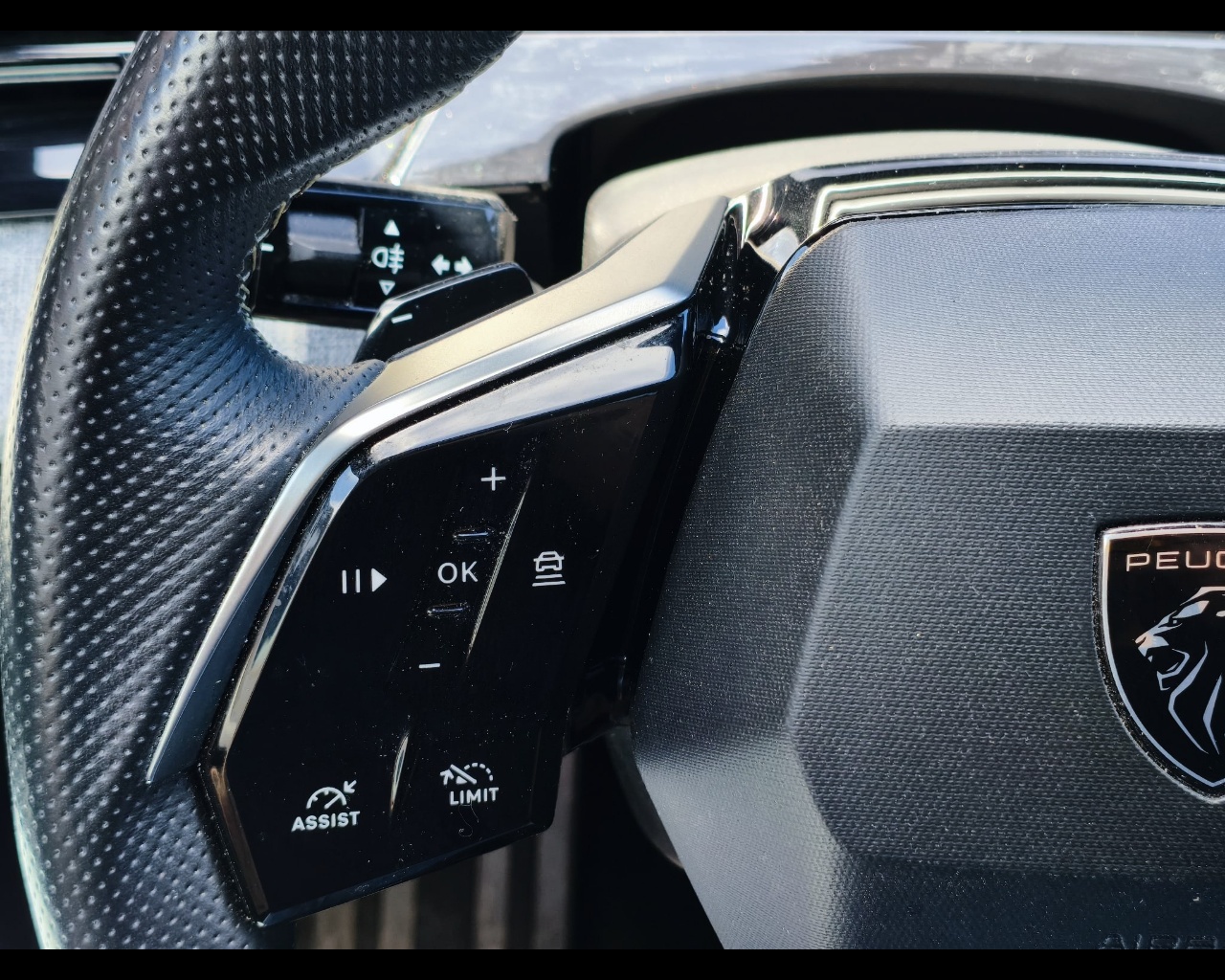 Foto PEUGEOT 3008 1.2 hybrid GT 145cv e-dcs6