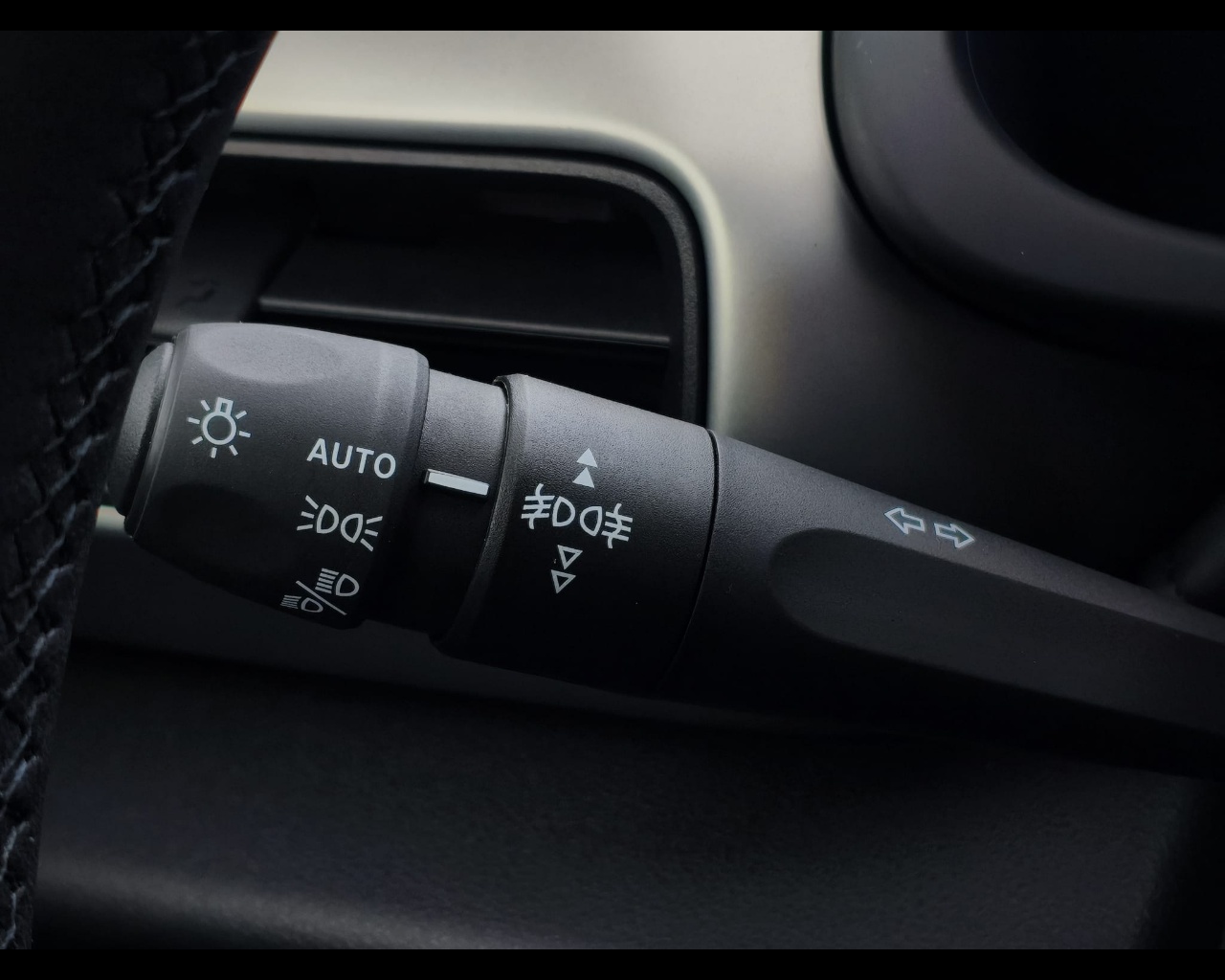 Foto JEEP Avenger 1.2 turbo e-hybrid mhev Altitude fwd 110cv edct6