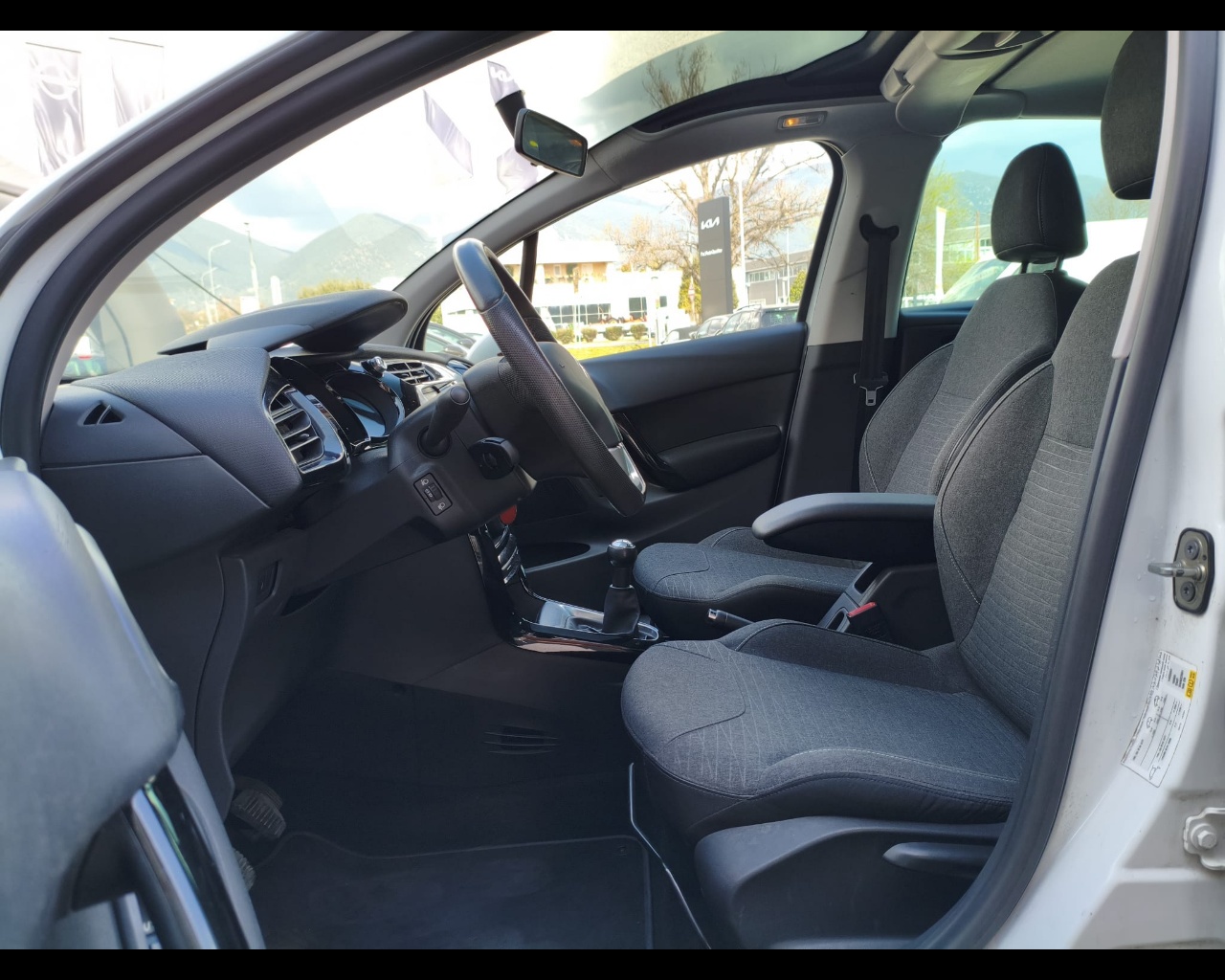 Foto CITROEN C3 1.2 puretech Exclusive 82cv E6