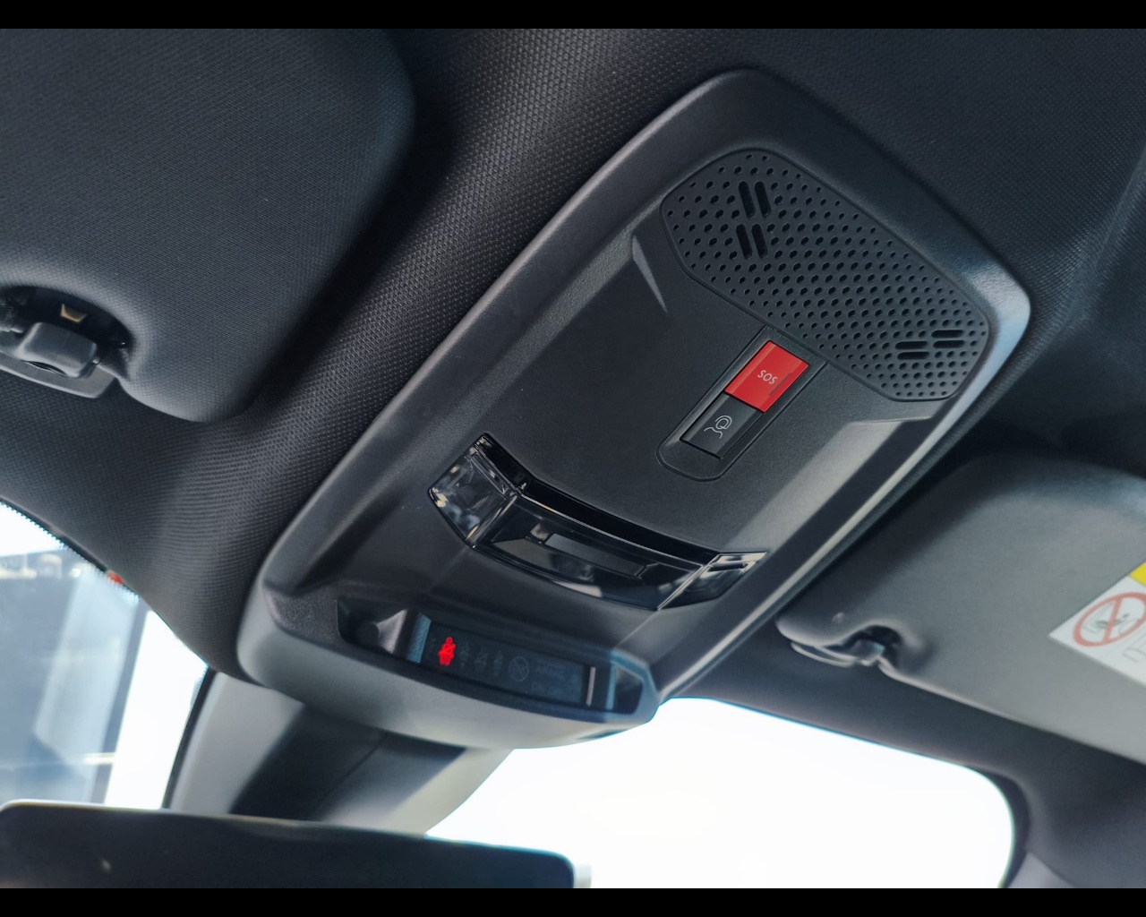 Foto PEUGEOT 2008 54 kWh GT