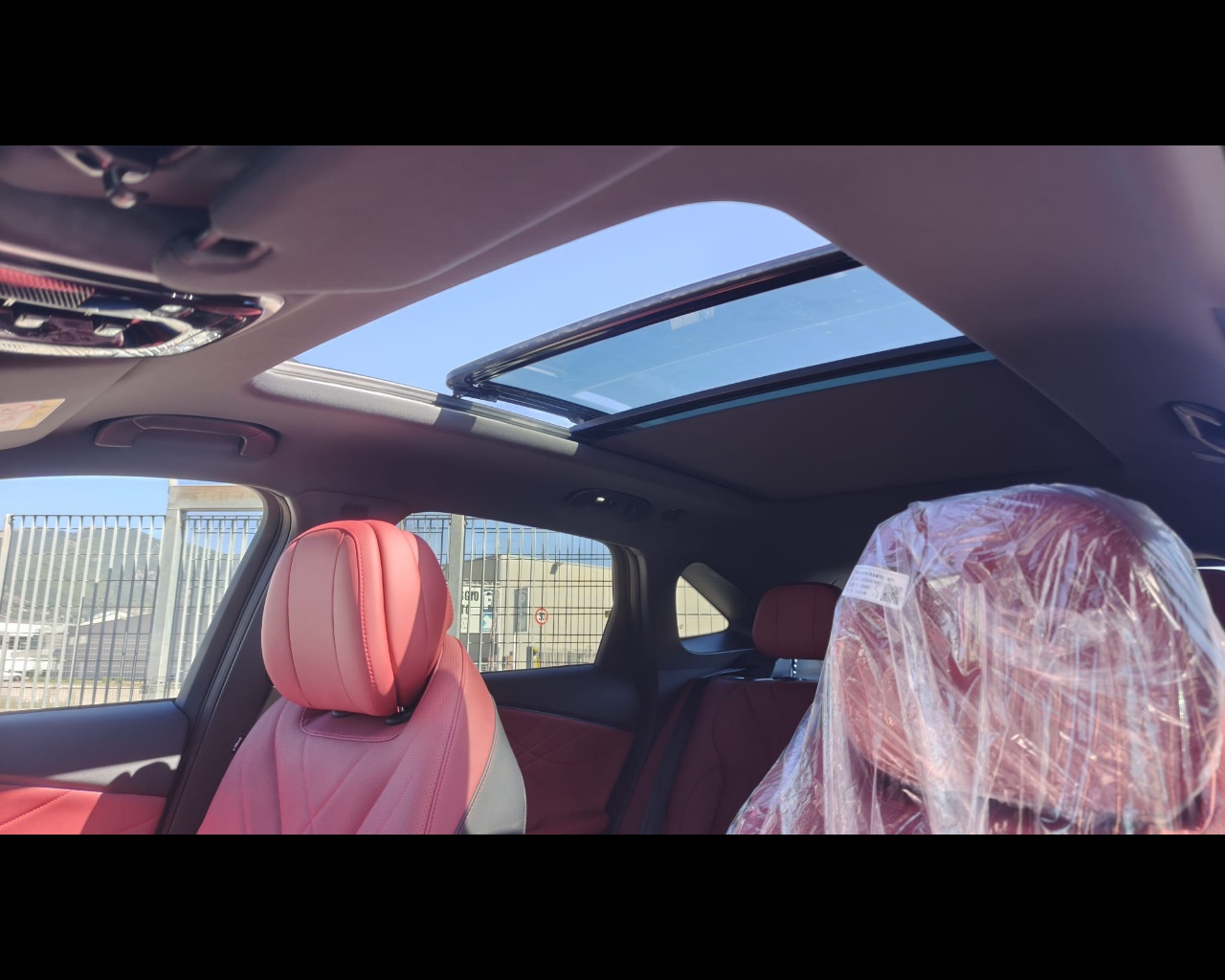 Foto OMODA OMODA 9 PHEV 1.5TGDI - Trazione AWD DHT3 Premium (AWD) - Interni Rosso