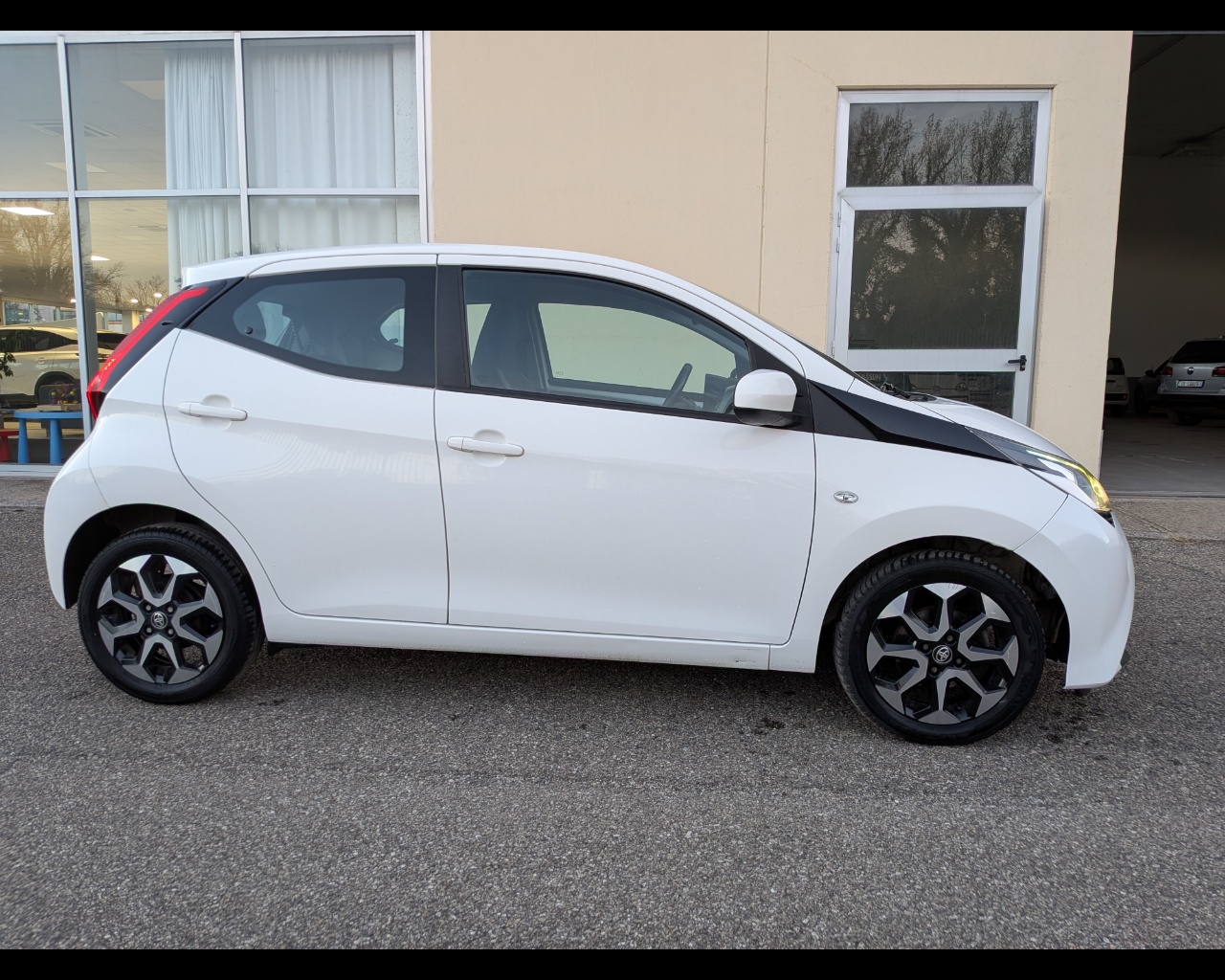 Foto TOYOTA Aygo 5p 1.0 x-cool m-mt 72cv