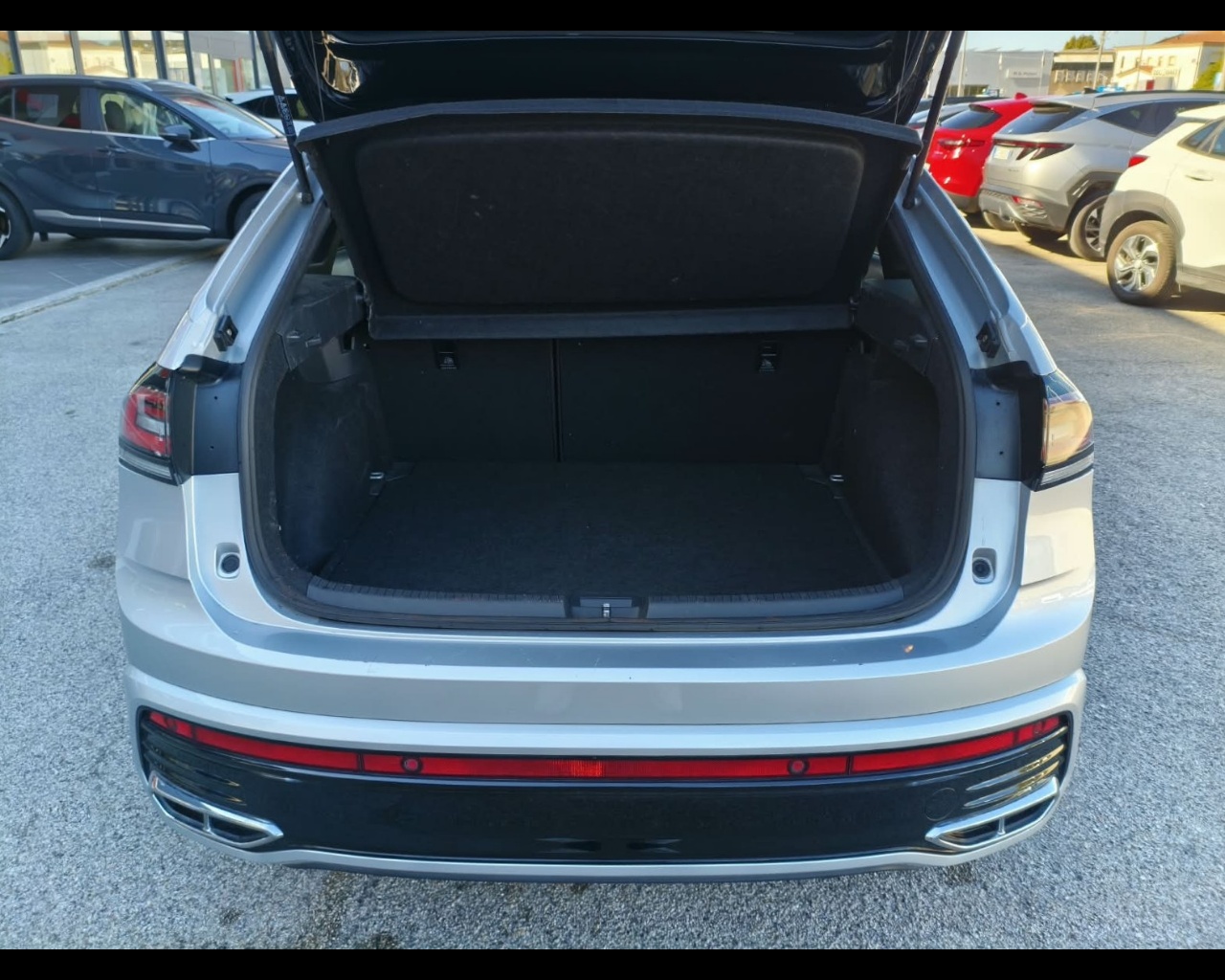 Foto VOLKSWAGEN Taigo 1.0 tsi R-Line 110cv