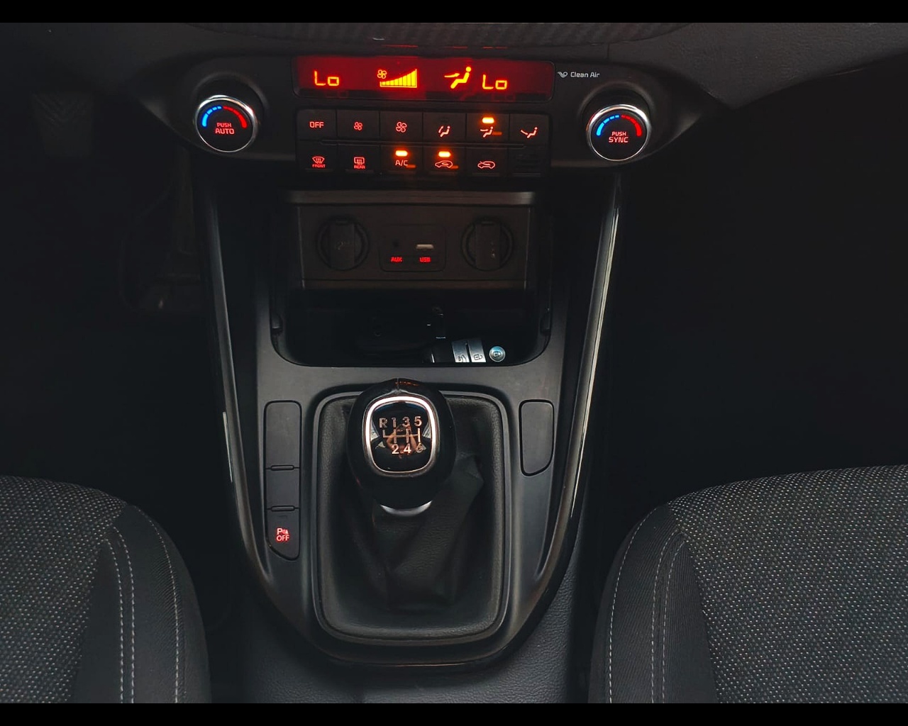 Foto KIA Carens 1.7 crdi Class Techno Pack 115cv 7p.ti