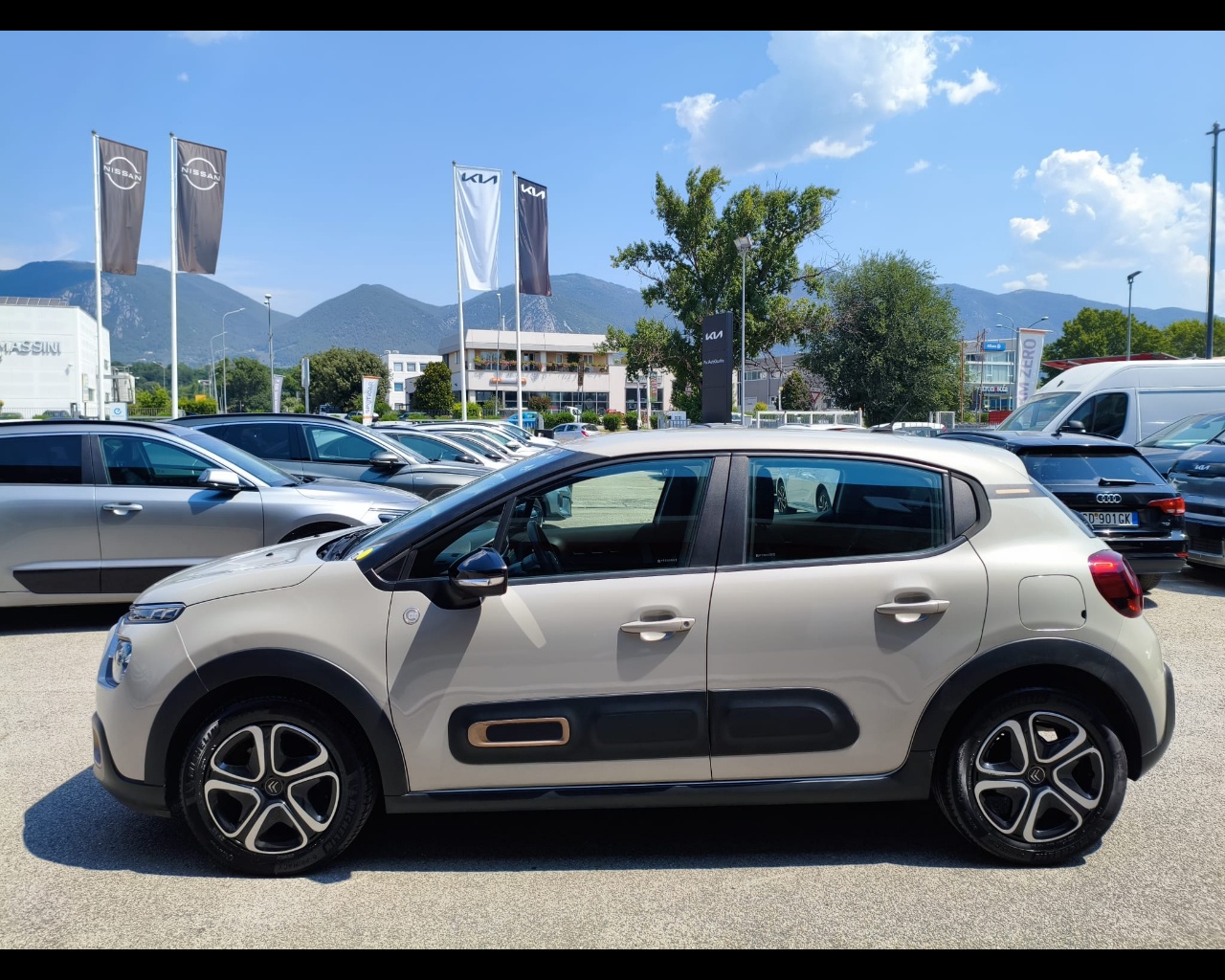 Foto CITROEN C3 1.2 puretech C-Series s&s 83cv neopatentati