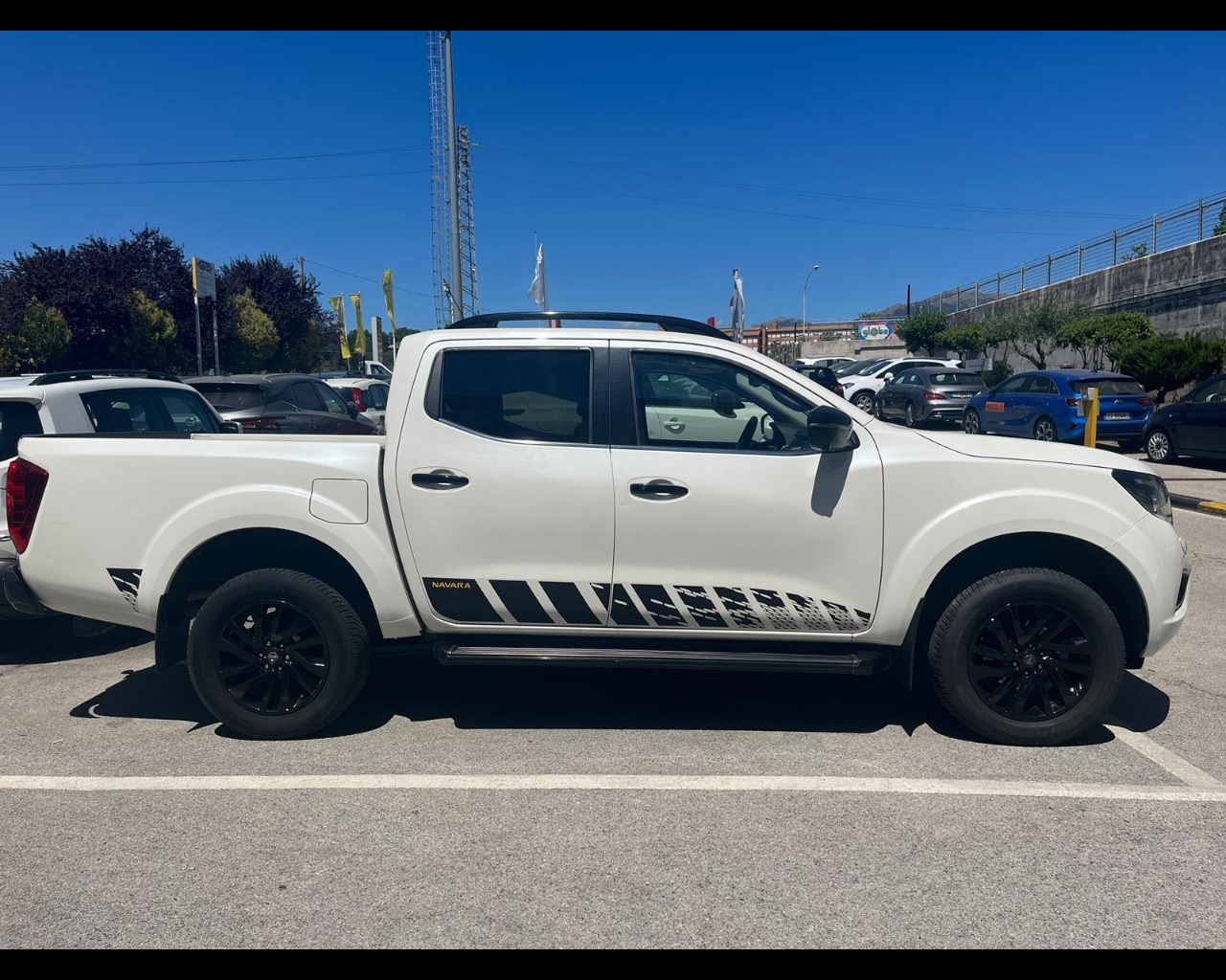 Foto NISSAN Navara 2.3 dci d.cab N-Guard 4wd 190cv