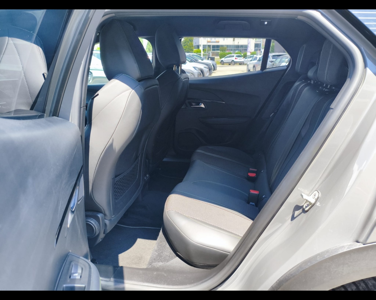 Foto PEUGEOT 2008 54 kWh GT