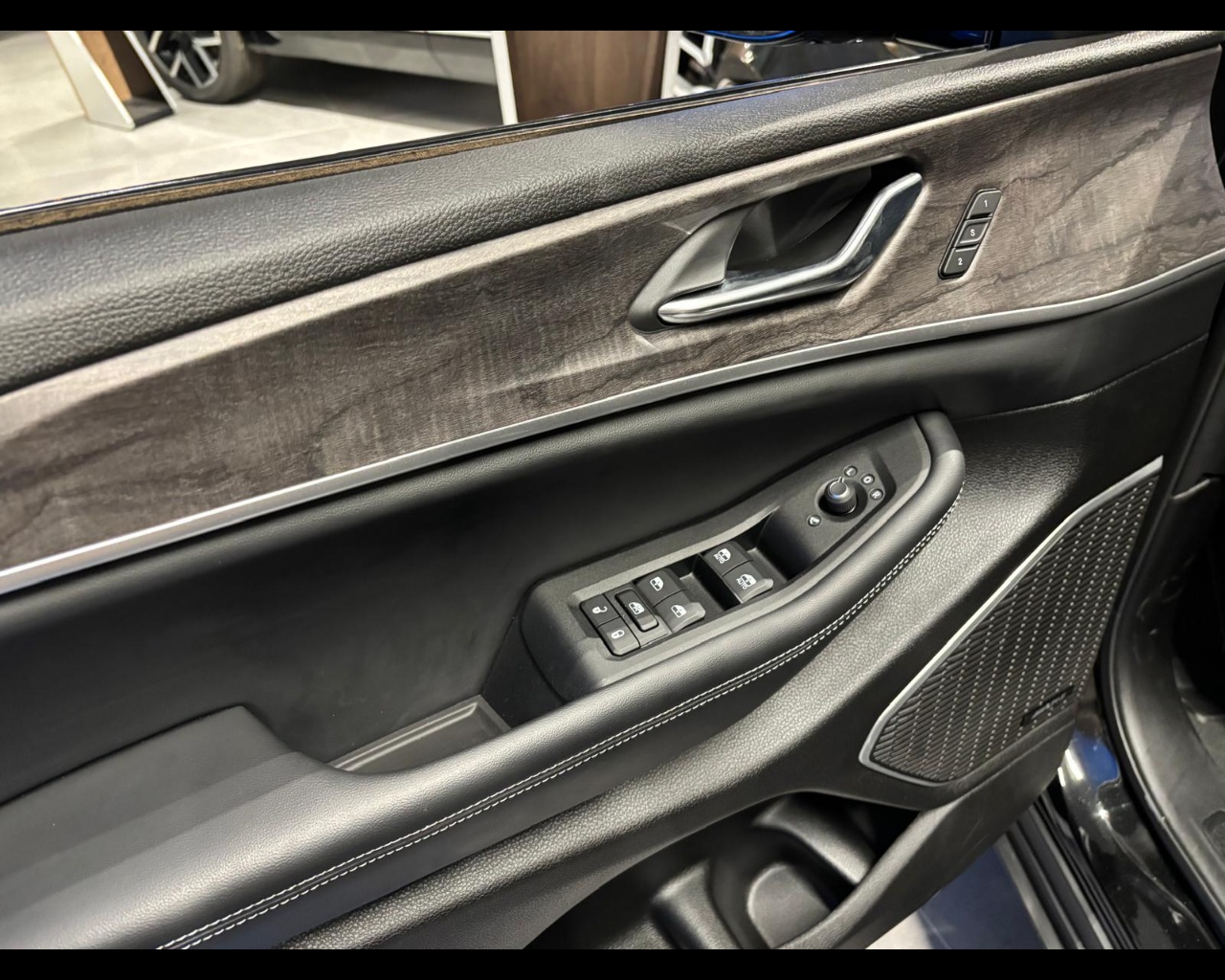 Foto JEEP GRAND CHEROKEE PLUG-IN HYBRID MY24 424 LIMITED 2,0 4XE PHEV 380CV AT8