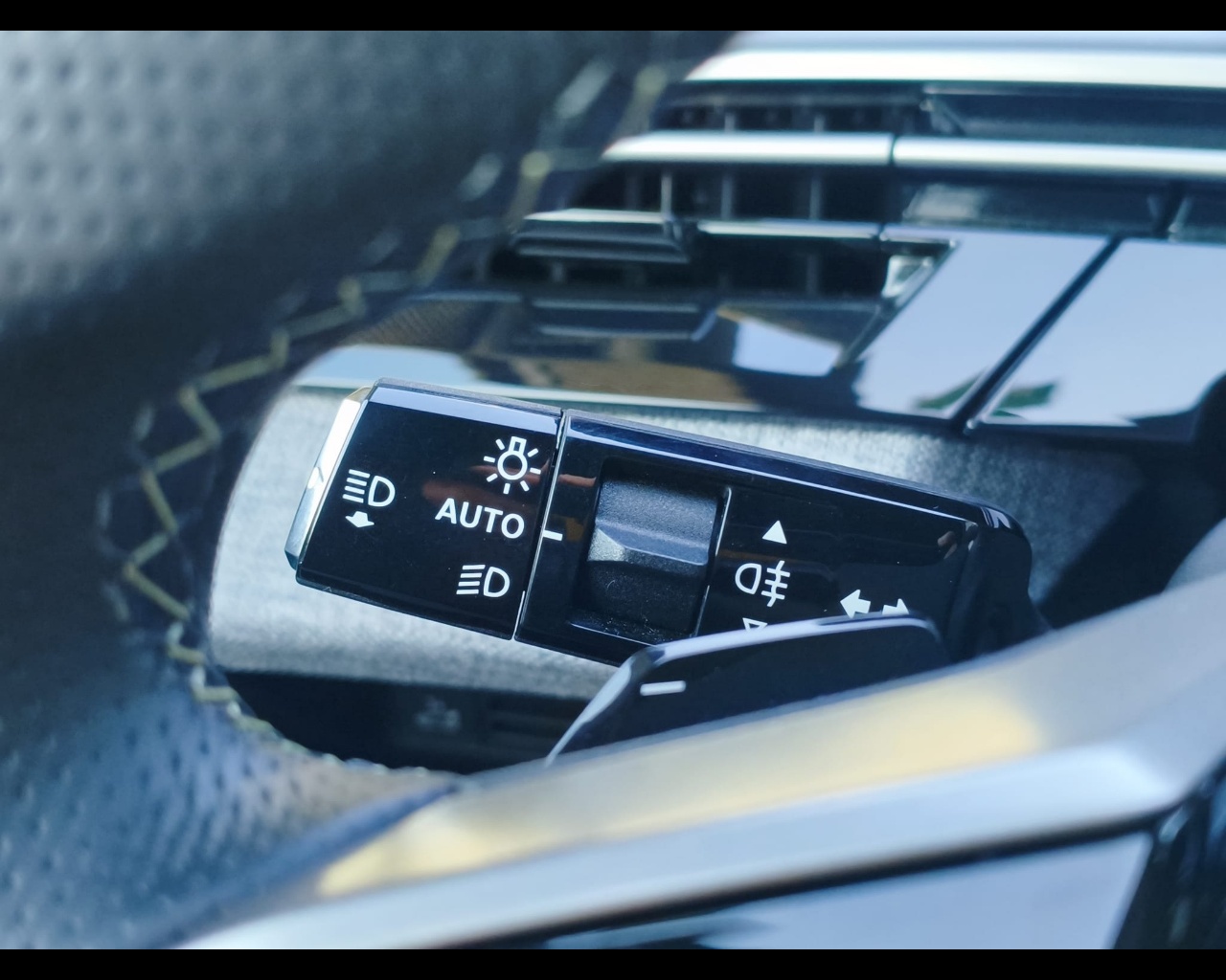 Foto PEUGEOT 3008 1.2 hybrid GT 145cv e-dcs6