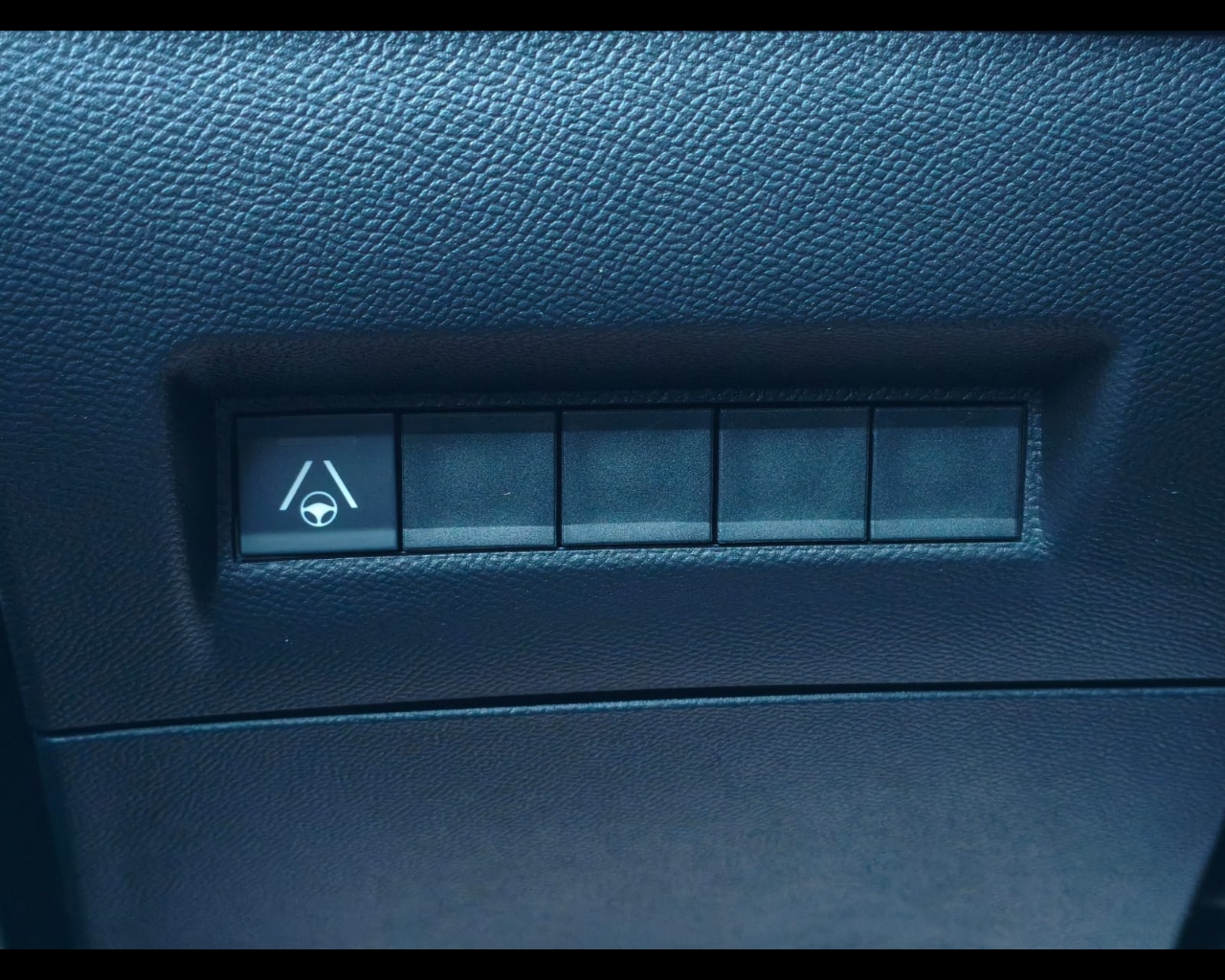 Foto PEUGEOT 2008 1.2 hybrid GT 136cv e-dcs6