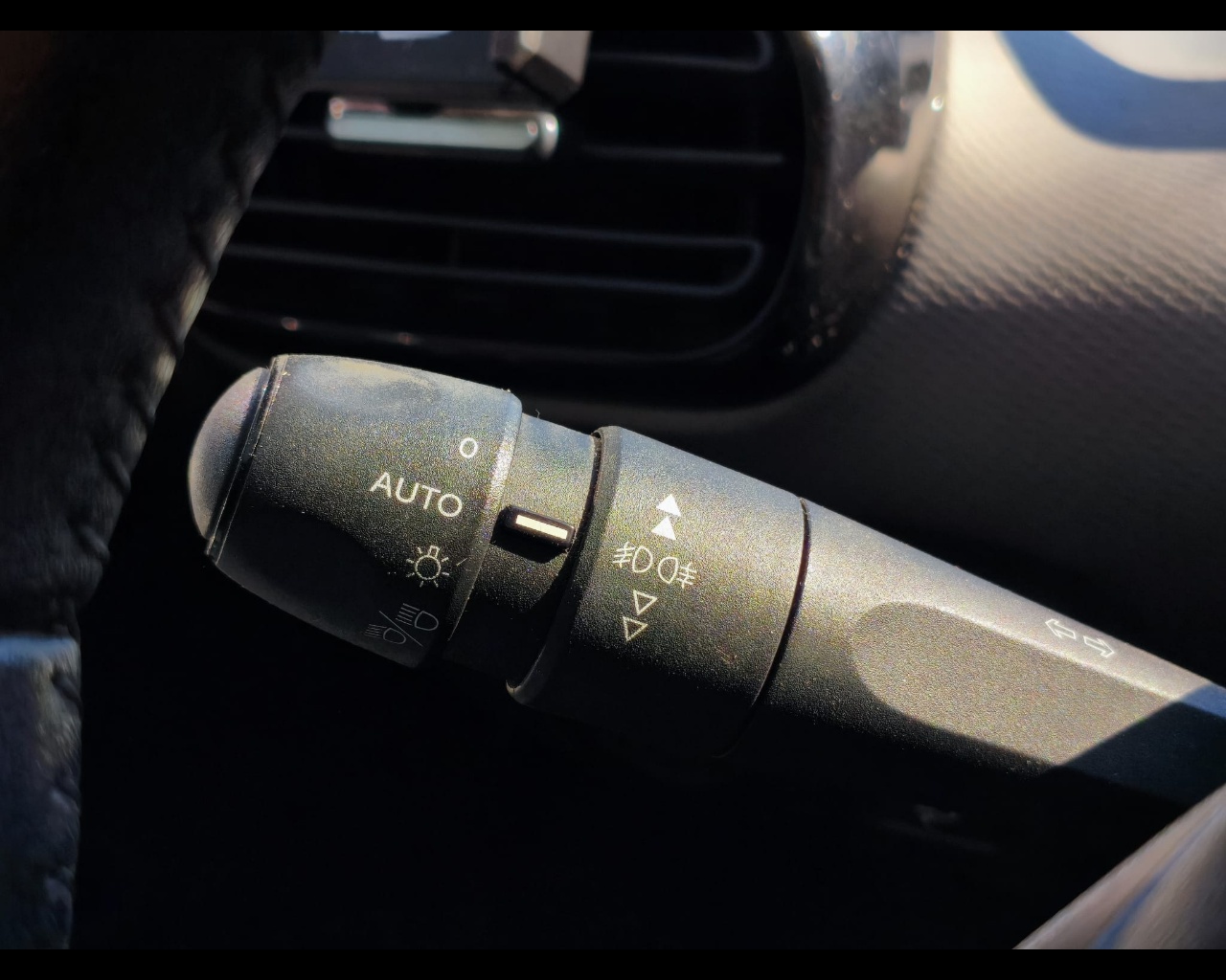 Foto CITROEN C4 Cactus 1.6 bluehdi Shine 100cv