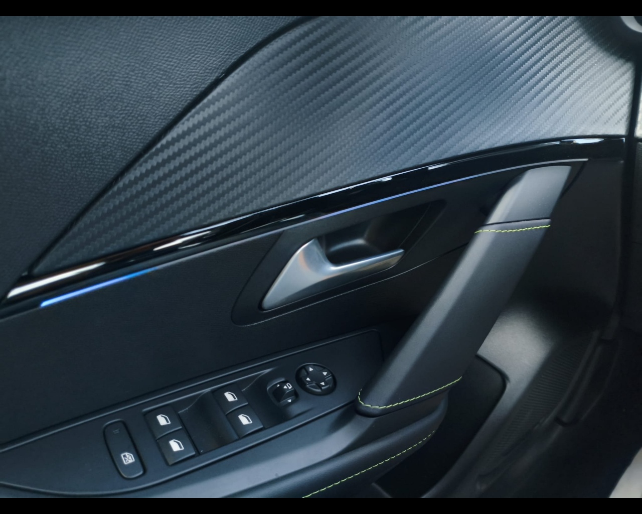 Foto PEUGEOT 208 1.2 hybrid GT 110cv e-dcs 6