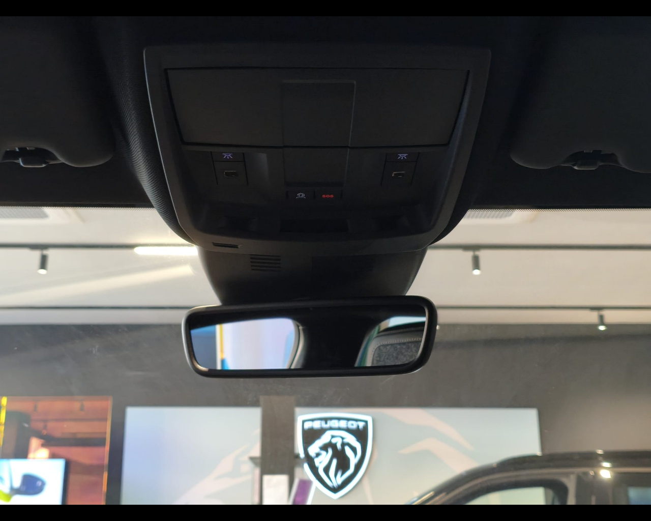 Foto PEUGEOT 5008 1.2 hybrid Allure 145cv e-dcs6