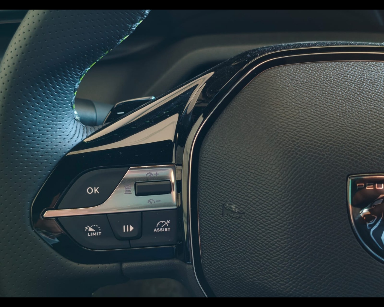 Foto PEUGEOT 408 1.2 hybrid GT 136cv e-dsc6