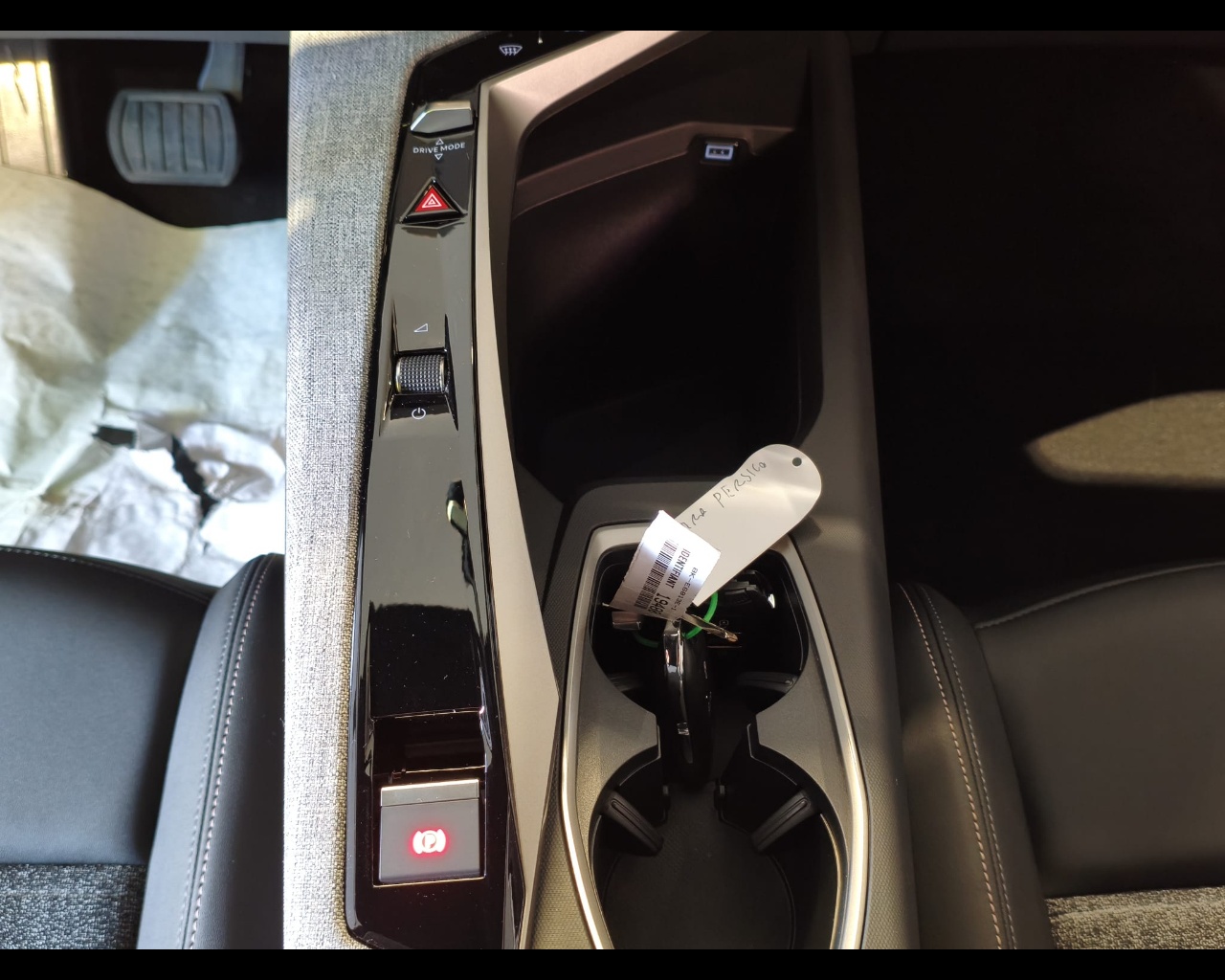 Foto PEUGEOT 5008 1.2 hybrid Allure 145cv e-dcs6