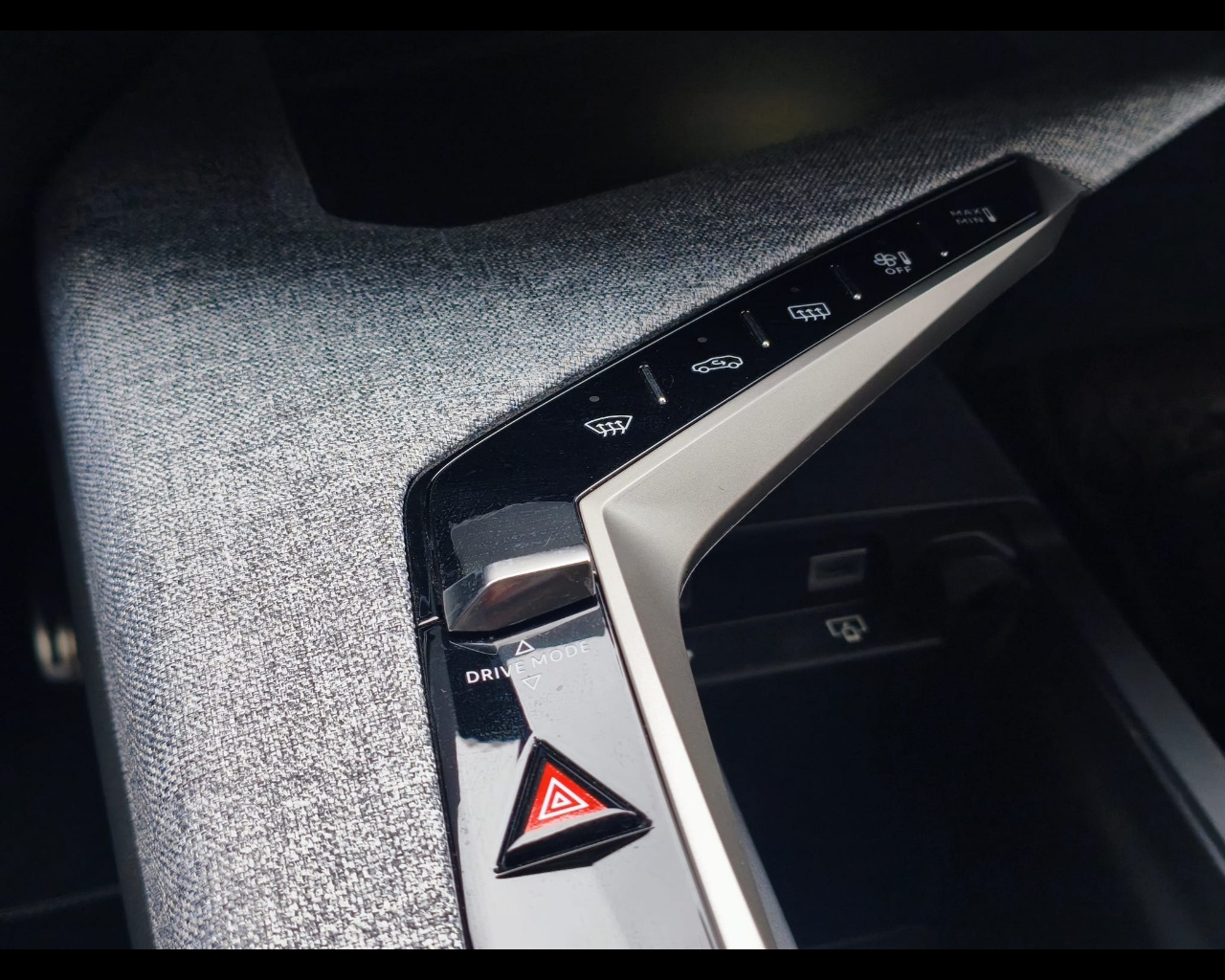 Foto PEUGEOT 3008 1.2 hybrid GT 145cv e-dcs6