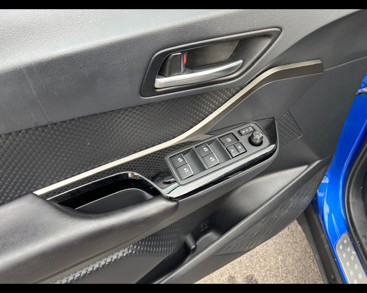 Foto TOYOTA C-HR 1.8h Trend 2wd e-cvt