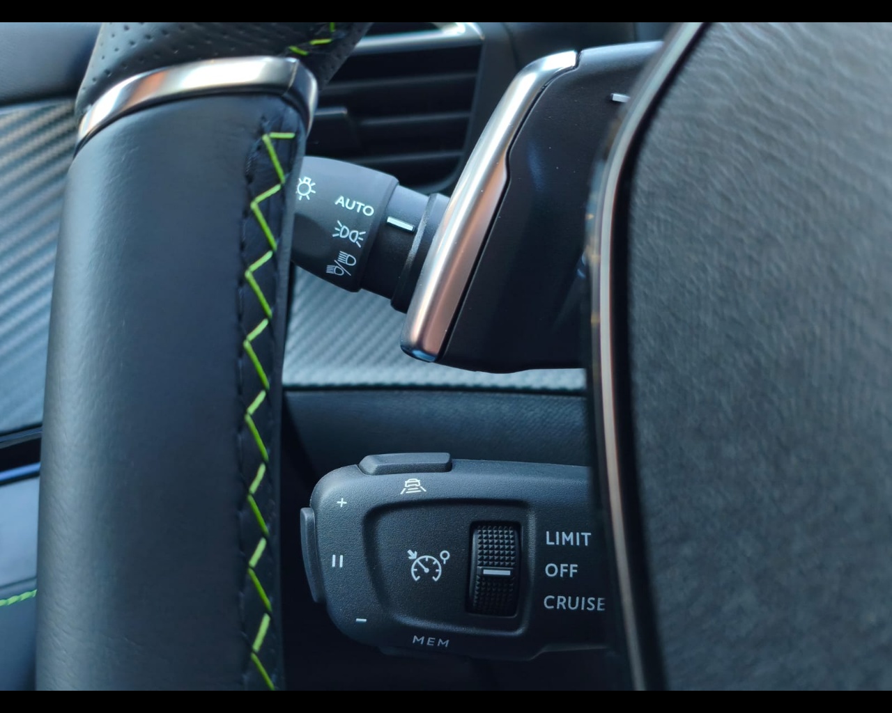 Foto PEUGEOT 2008 1.2 hybrid GT 136cv e-dcs6