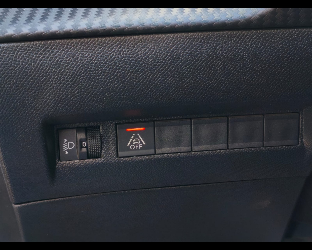 Foto PEUGEOT 2008 1.5 bluehdi Allure s&s 110cv