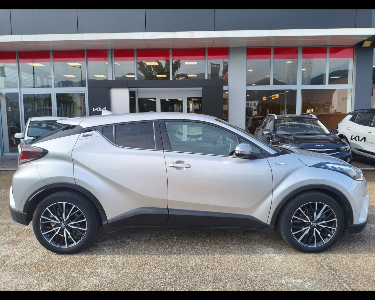 Foto TOYOTA C-HR 1.8h Lounge 2wd e-cvt