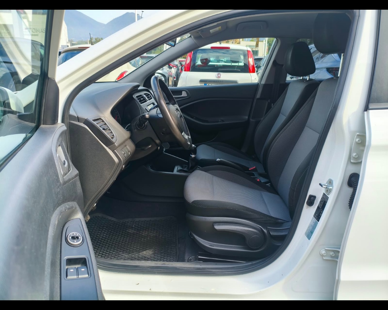 Foto HYUNDAI i20 5p 1.2 mpi Connectline 75cv Gpl