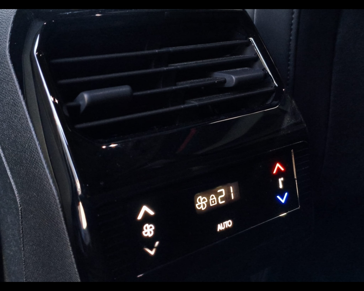Foto PEUGEOT 5008 1.2 hybrid Allure 136cv e-dcs6