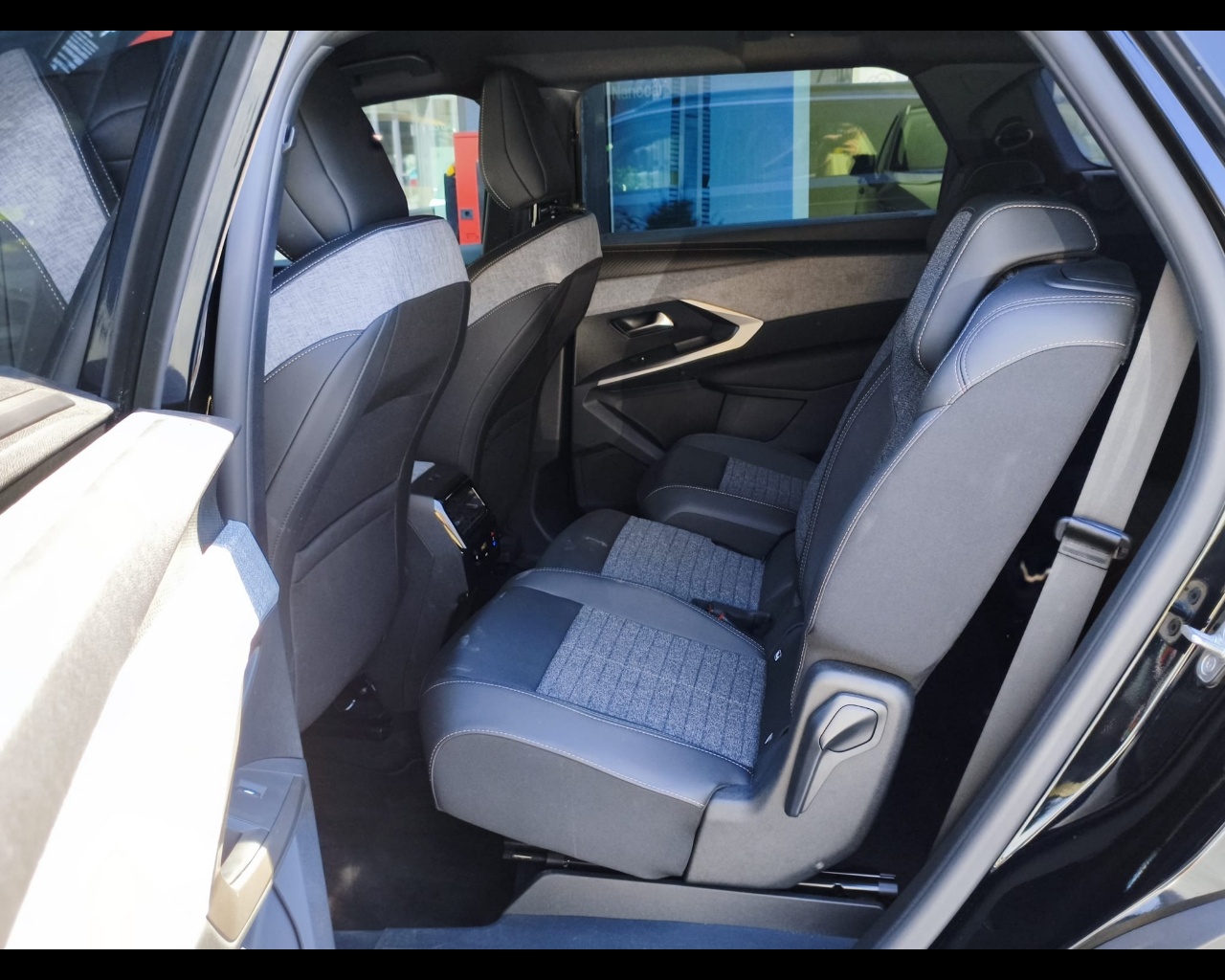 Foto PEUGEOT 5008 1.2 hybrid Allure 136cv e-dcs6