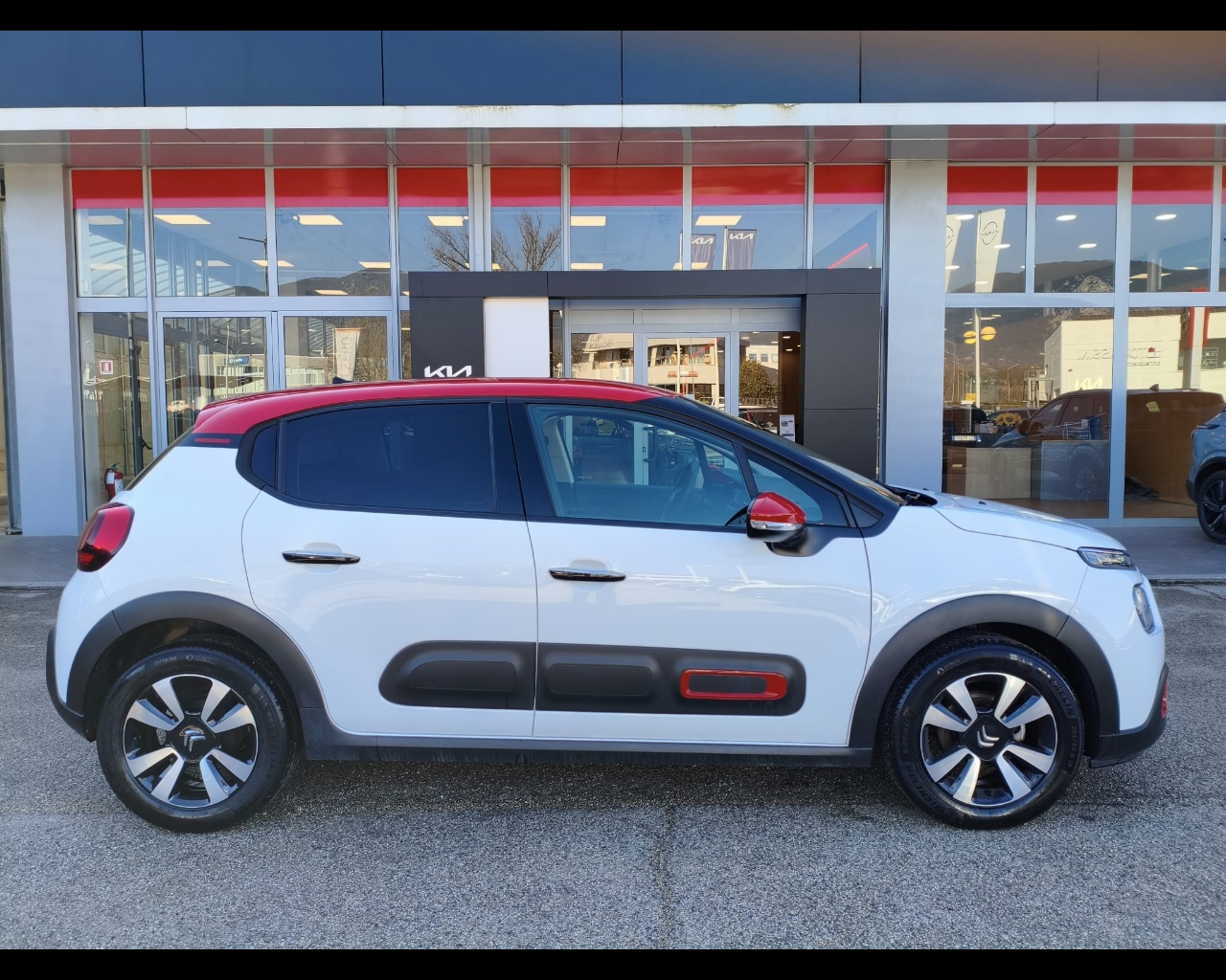 Foto CITROEN C3 1.2 puretech Shine s&s 83cv neopatentati