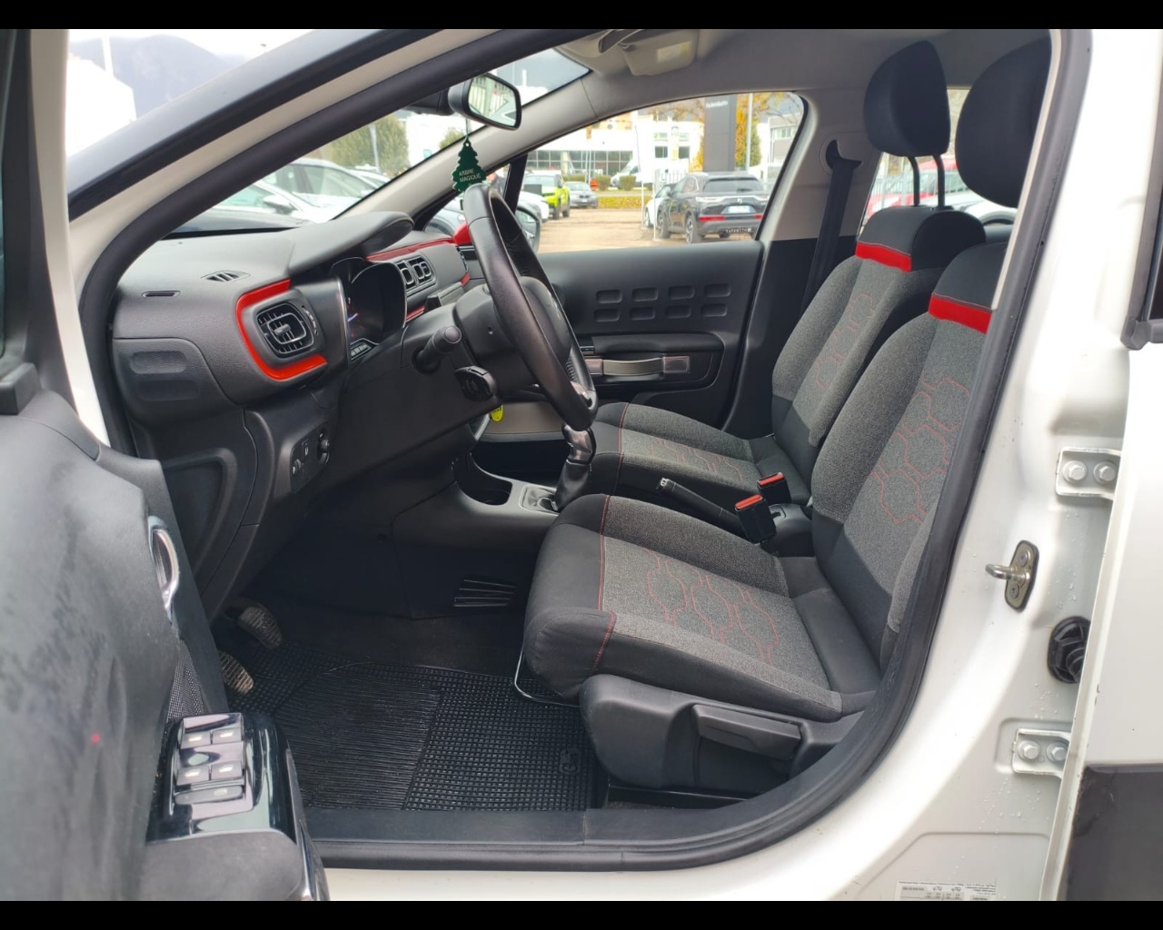 Foto CITROEN C3 1.2 puretech Shine 82cv