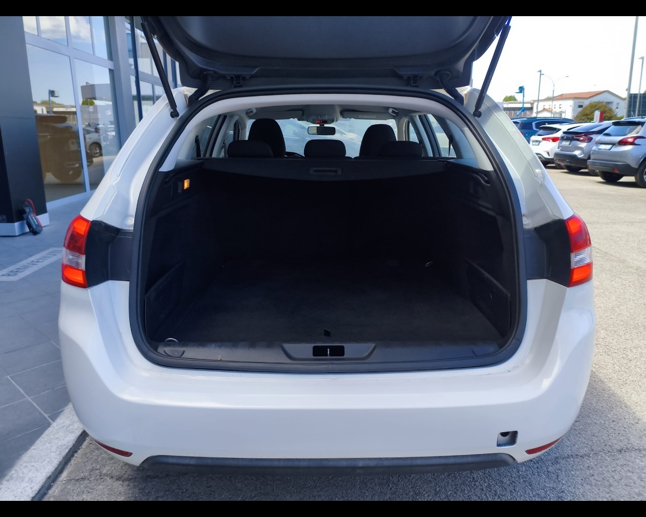 Foto PEUGEOT 308 SW 1.6 bluehdi Access s&s 100cv